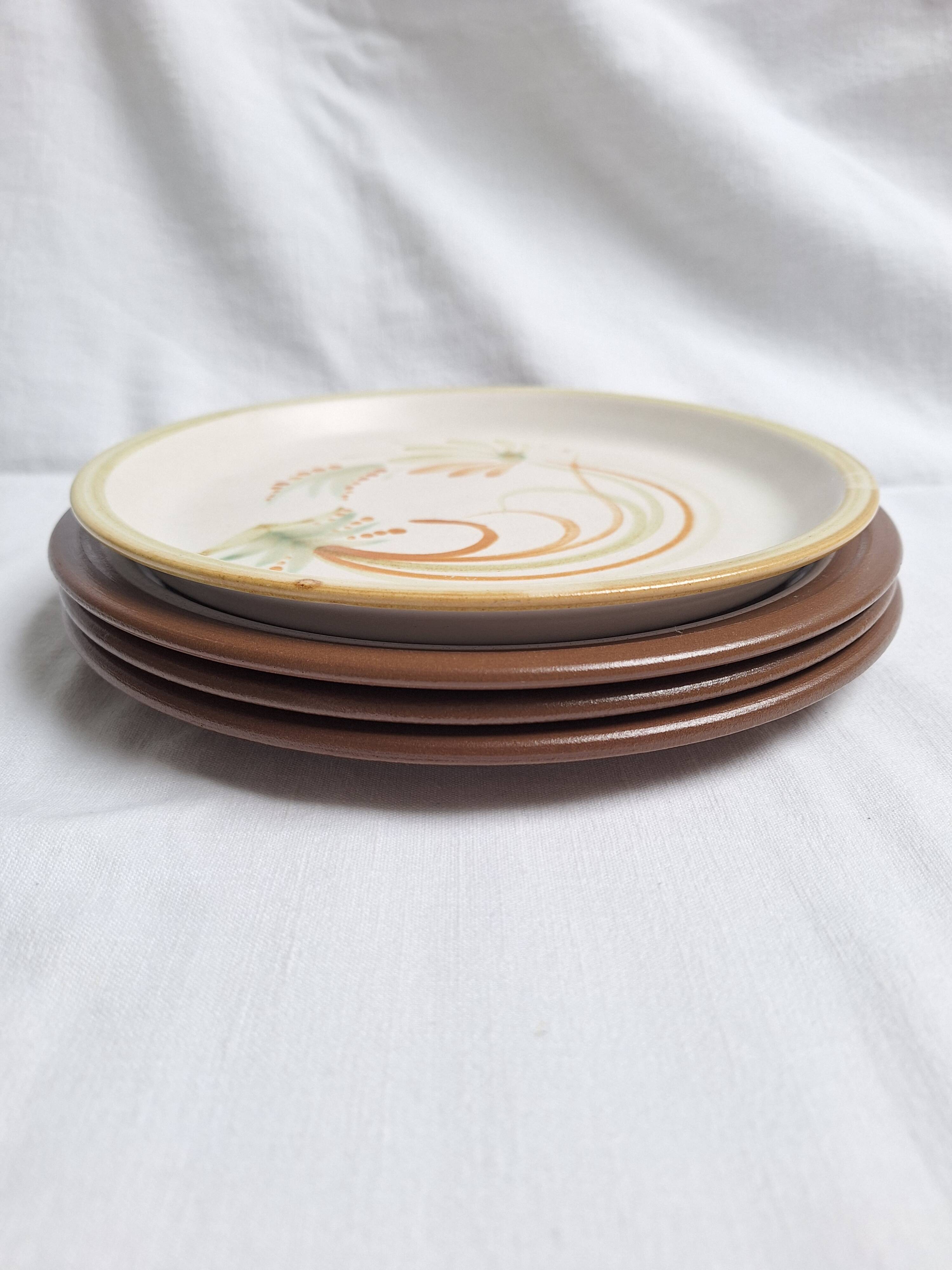 Assiettes plates vintage en grès, décor de fleurs peintes à la main