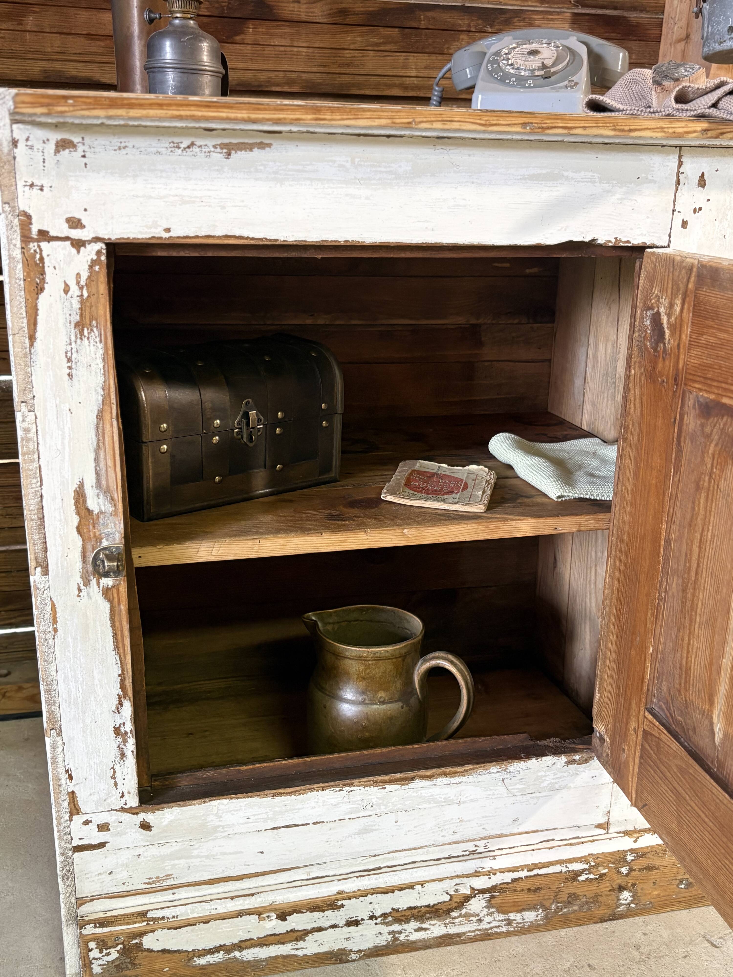 Antique patinated sideboard – chic country spirit – White patina with a lime effect