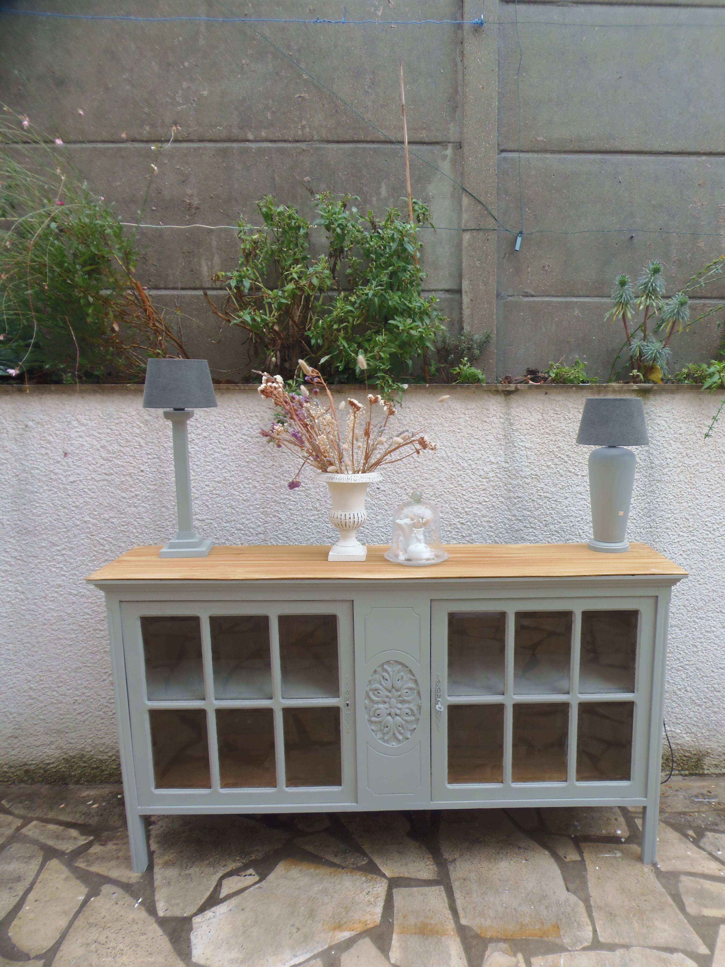 Vitrine vintage de faible profondeur sublimée en vert de gris plateau bois.