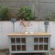 Vitrine vintage de faible profondeur sublimée en vert de gris plateau bois.