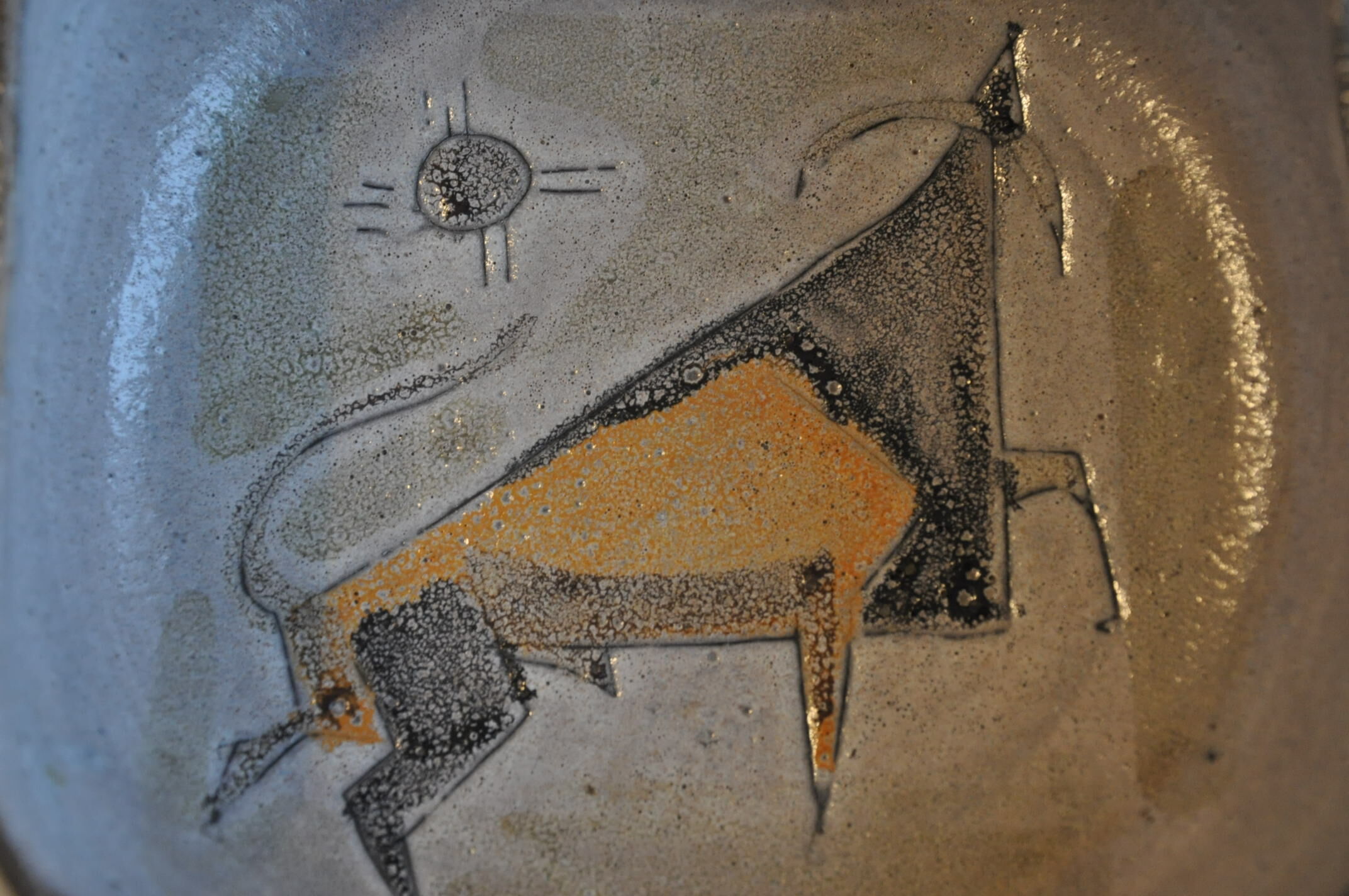 Plat creux en céramique décor au taureau Vallauris