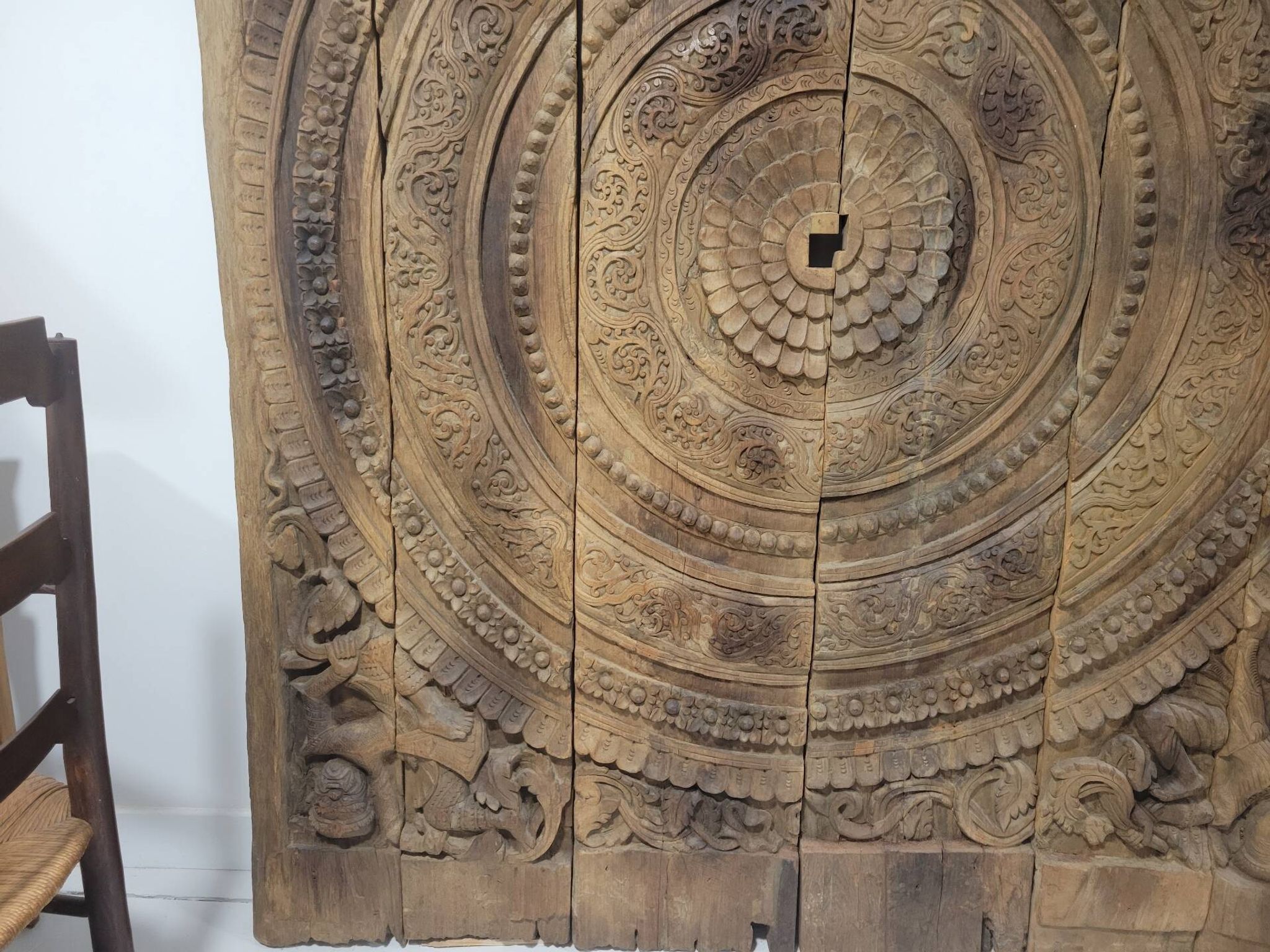 Plafond en bois sculpté