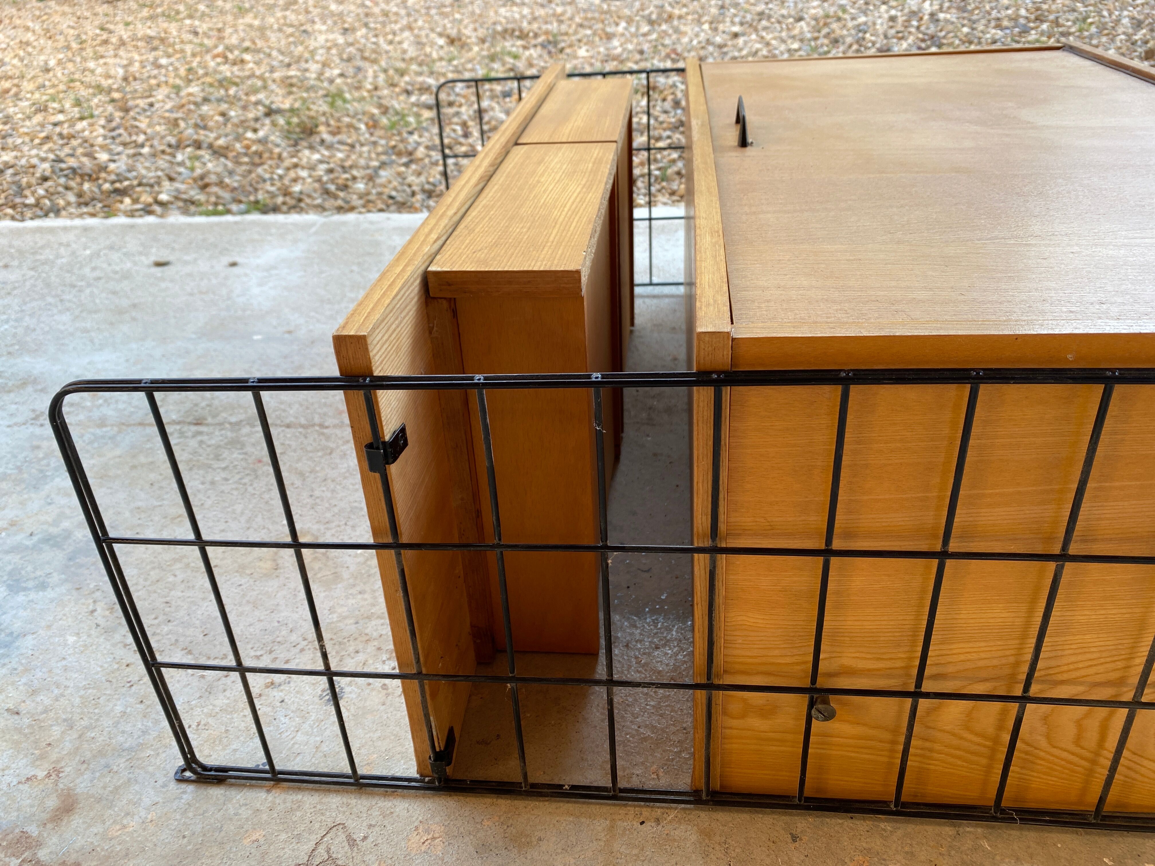 Wall-mounted secretary office