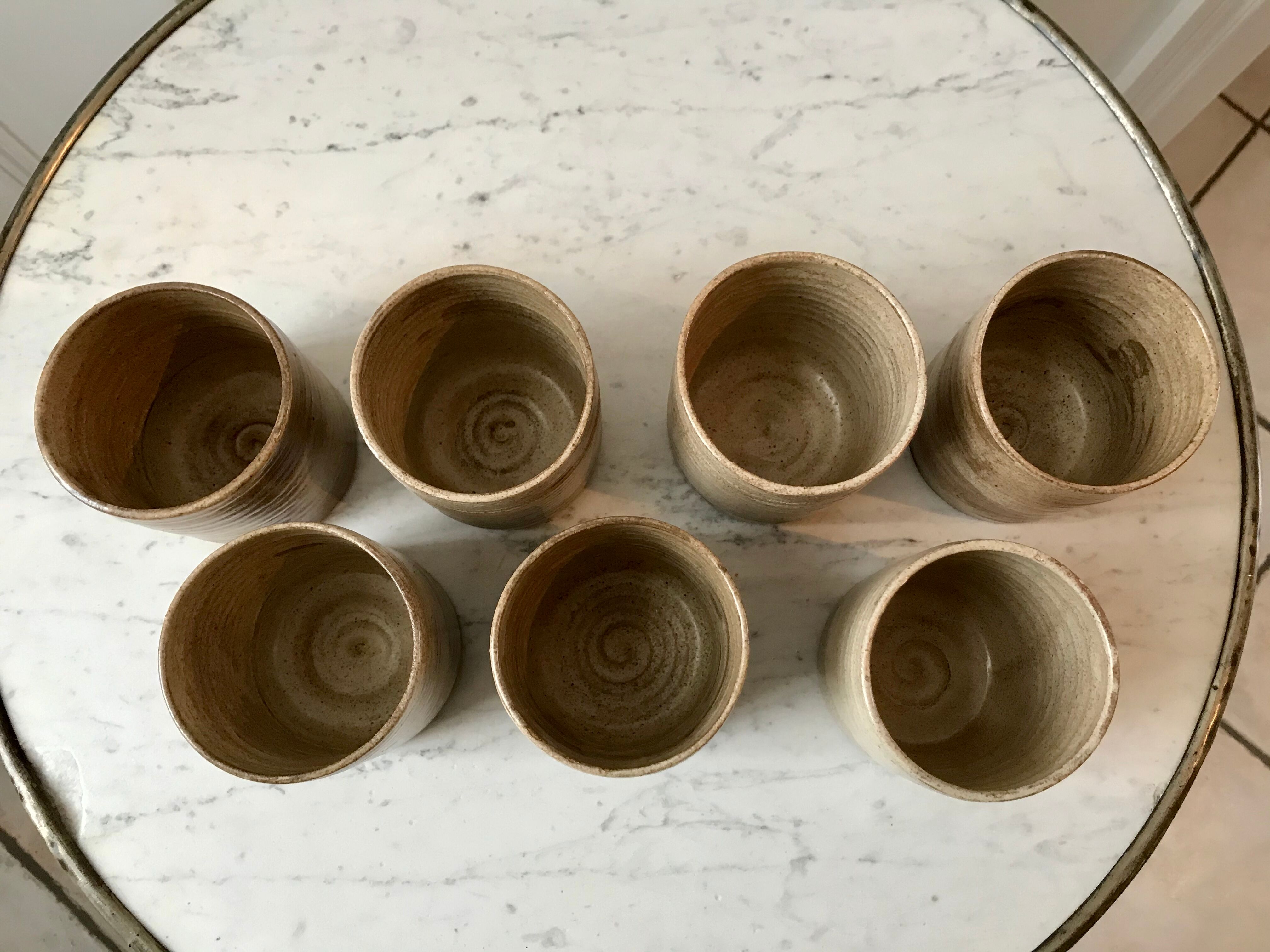 Lot de 7 mugs en grès artisanal années 70