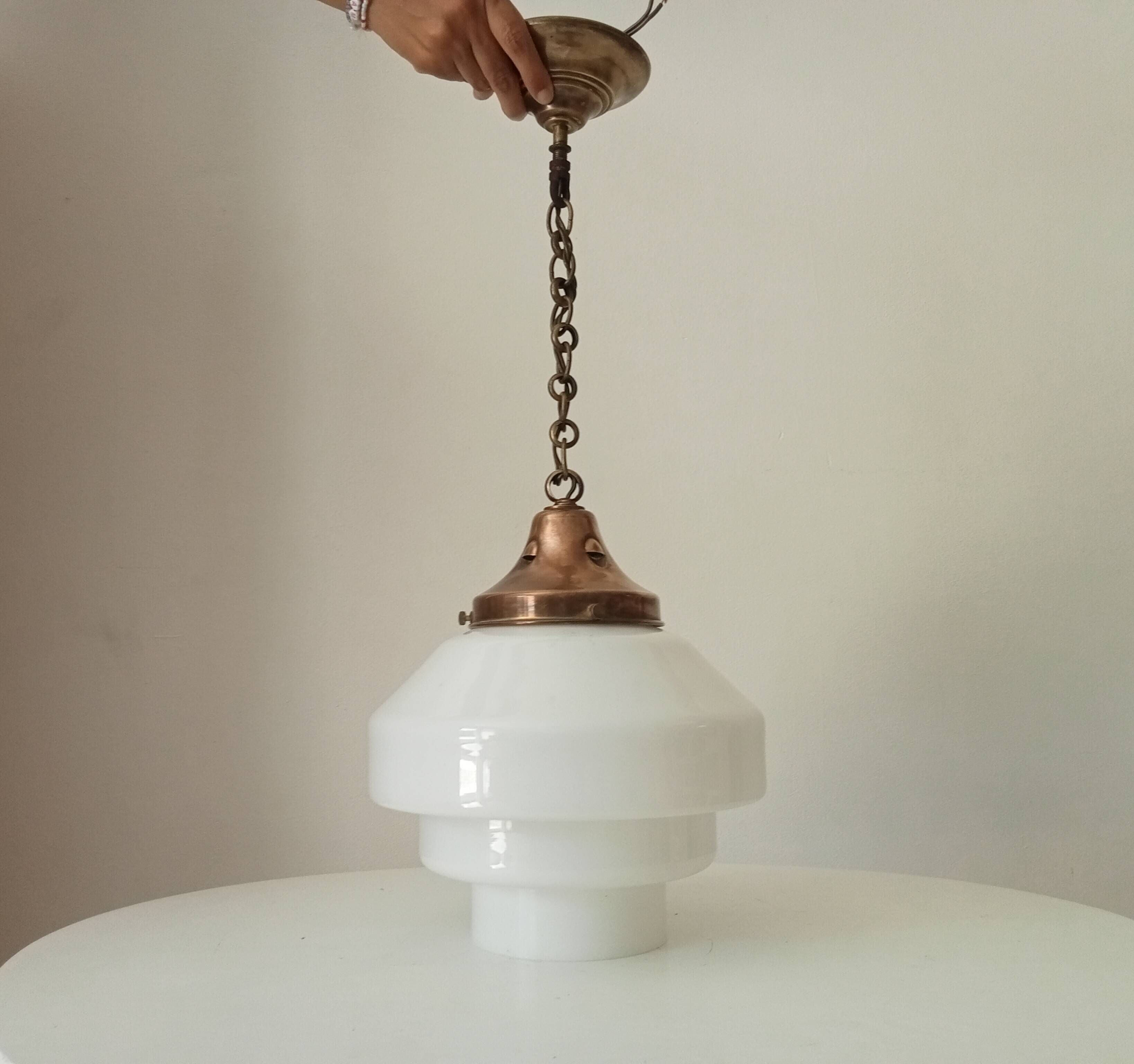 Art Deco "Skyscraper" suspension from the 1930s in opaline and brass.