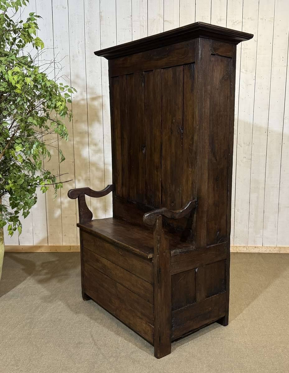 Entrance furniture, Breton wardrobe in oak and chestnut from the 19th century.