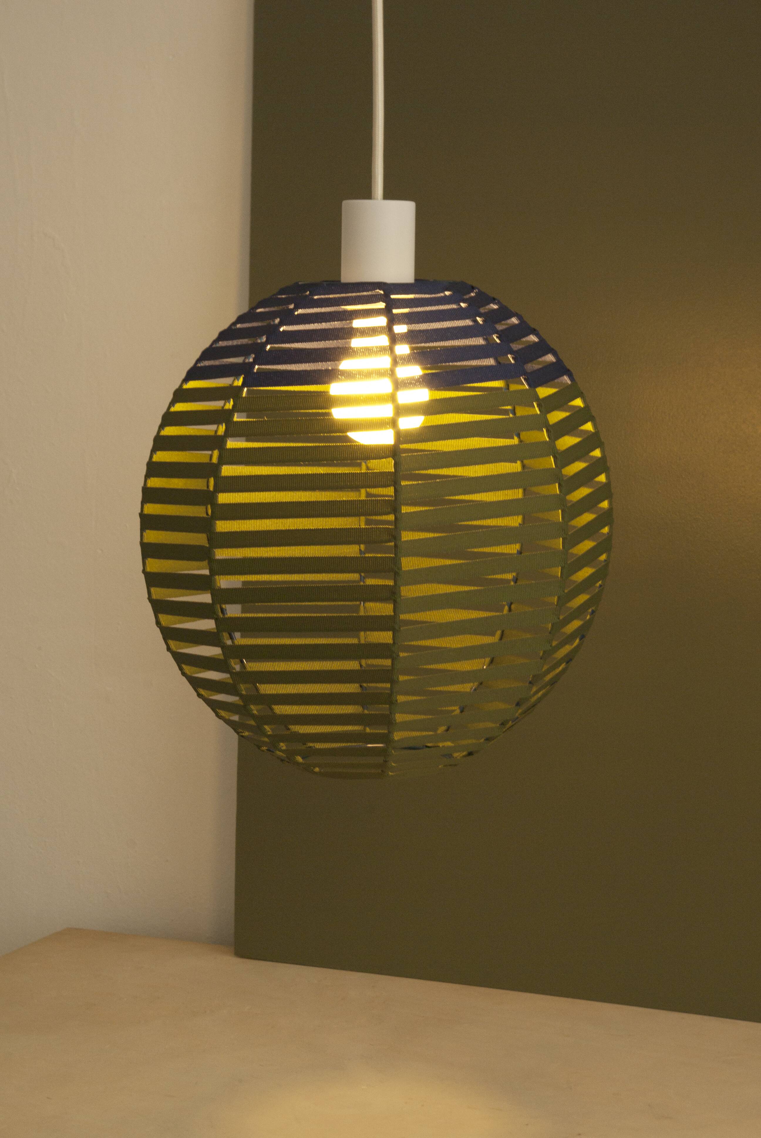 Suspension boule tissée sur structure en métal / D 27cm