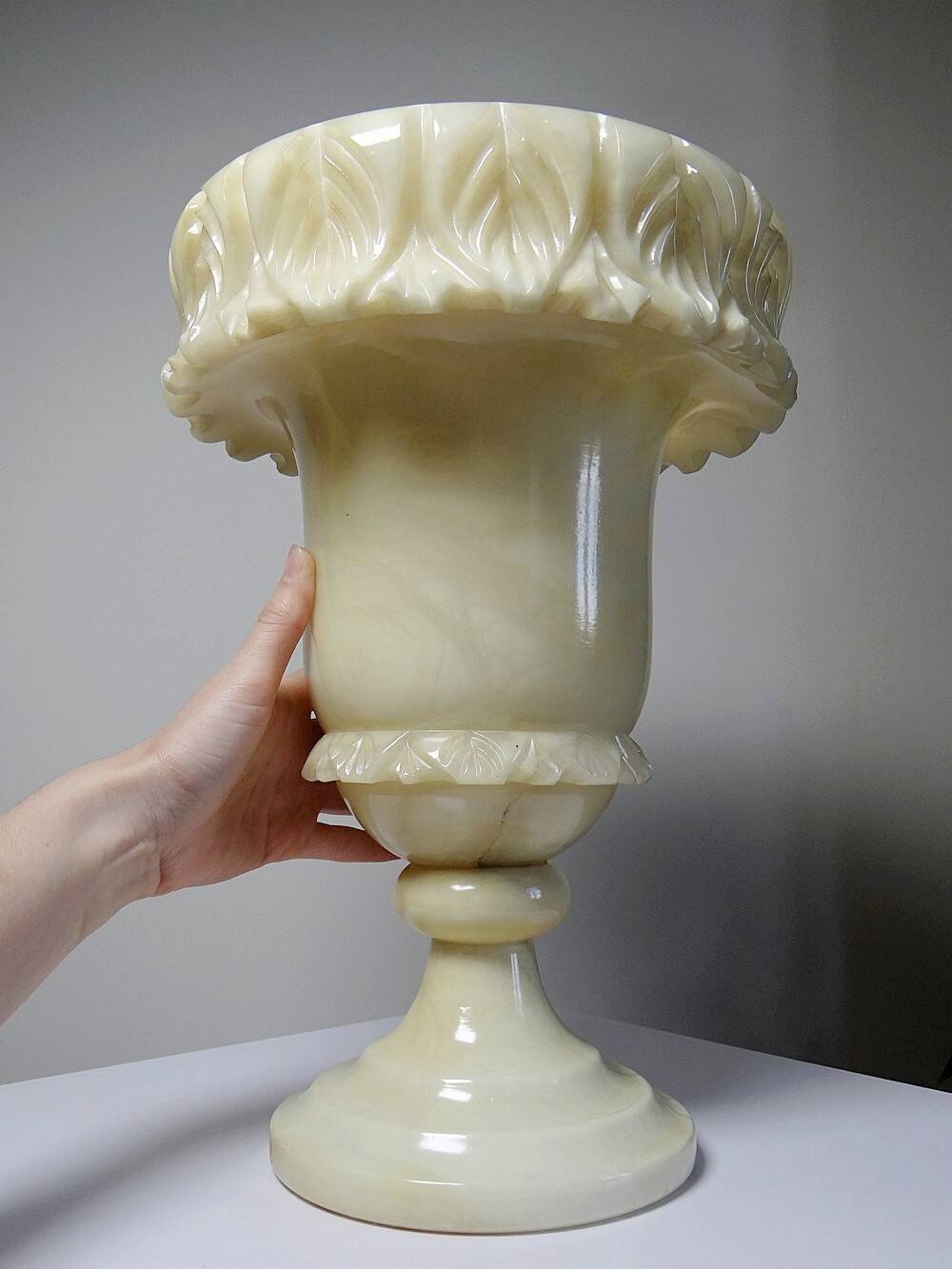 Large medical pot in alabaster/yellowish marble, Belle Époque style.