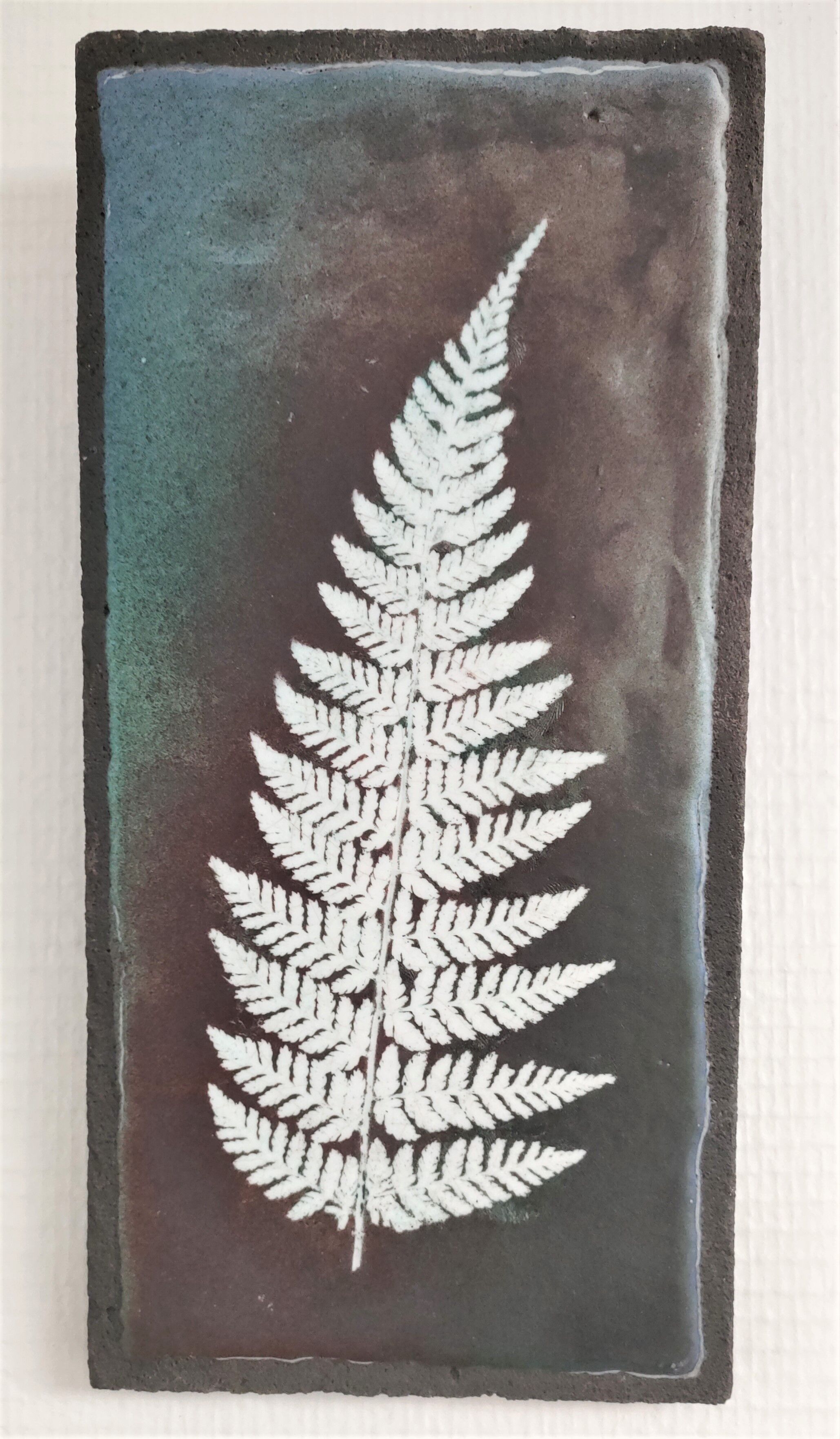 Plaque de lave émaillée à décor de fougère