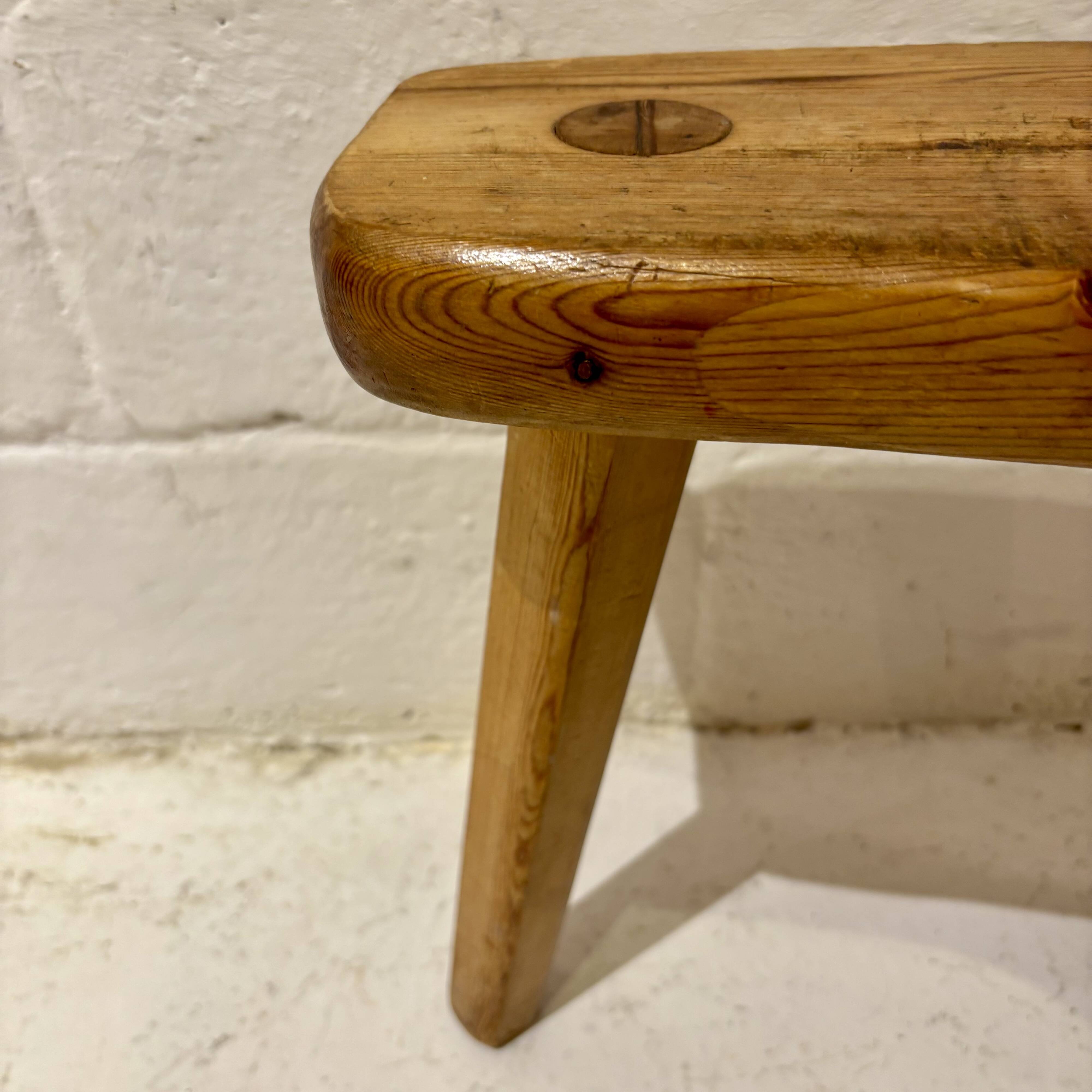 "Free Form" stool in pine – Stig Sandqvist (attr.), Sweden