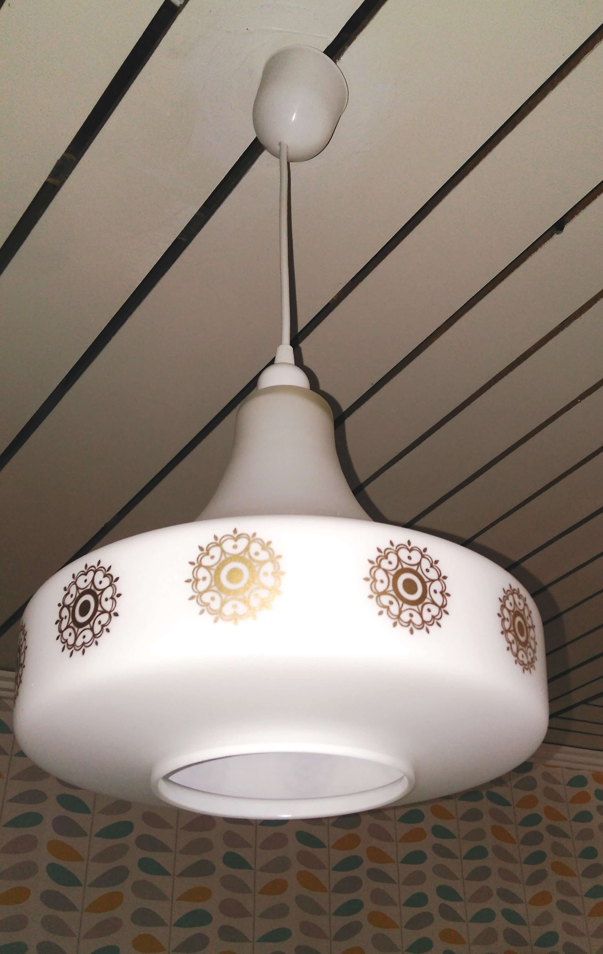 Vintage suspension in white opaline