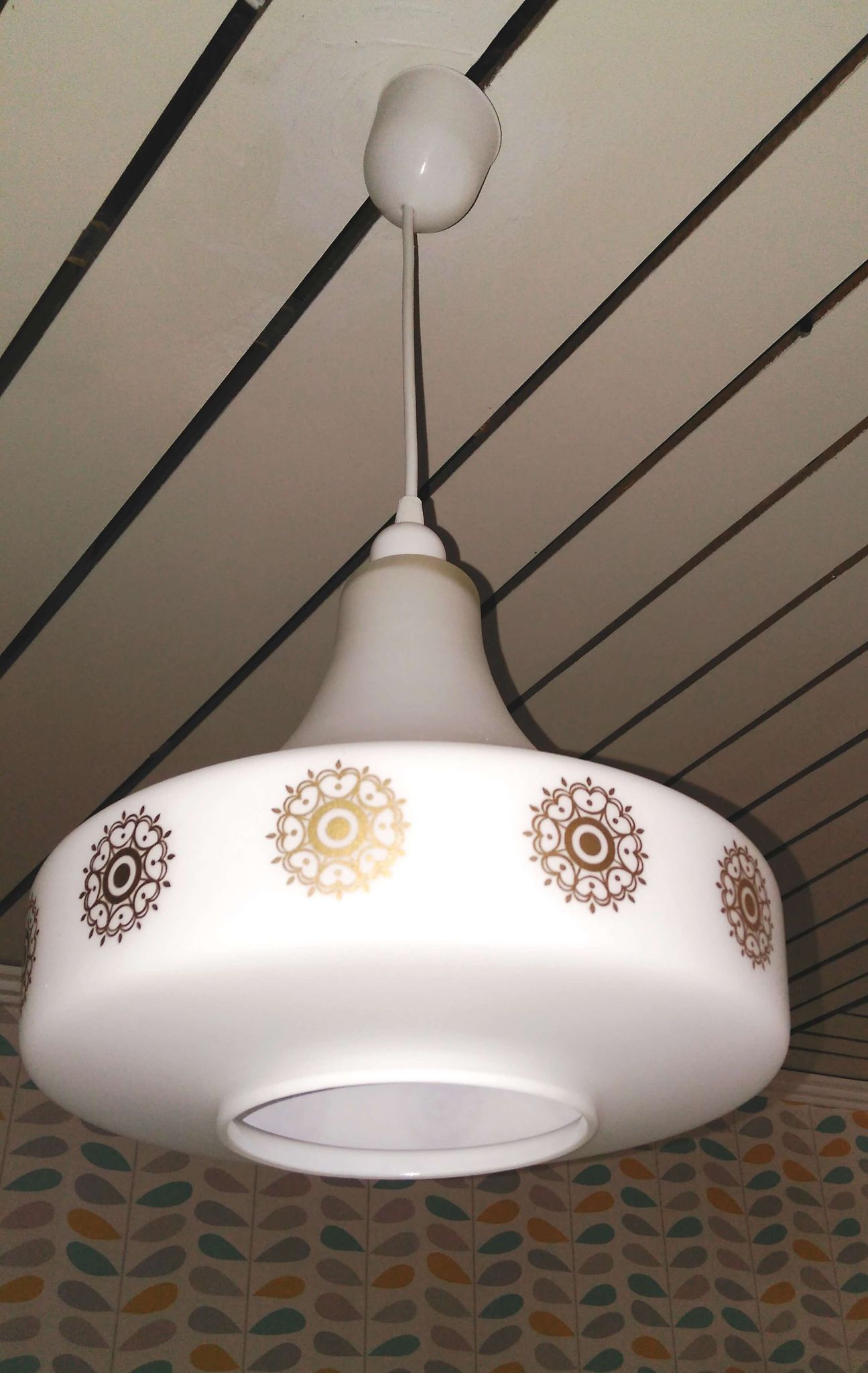 Vintage suspension in white opaline