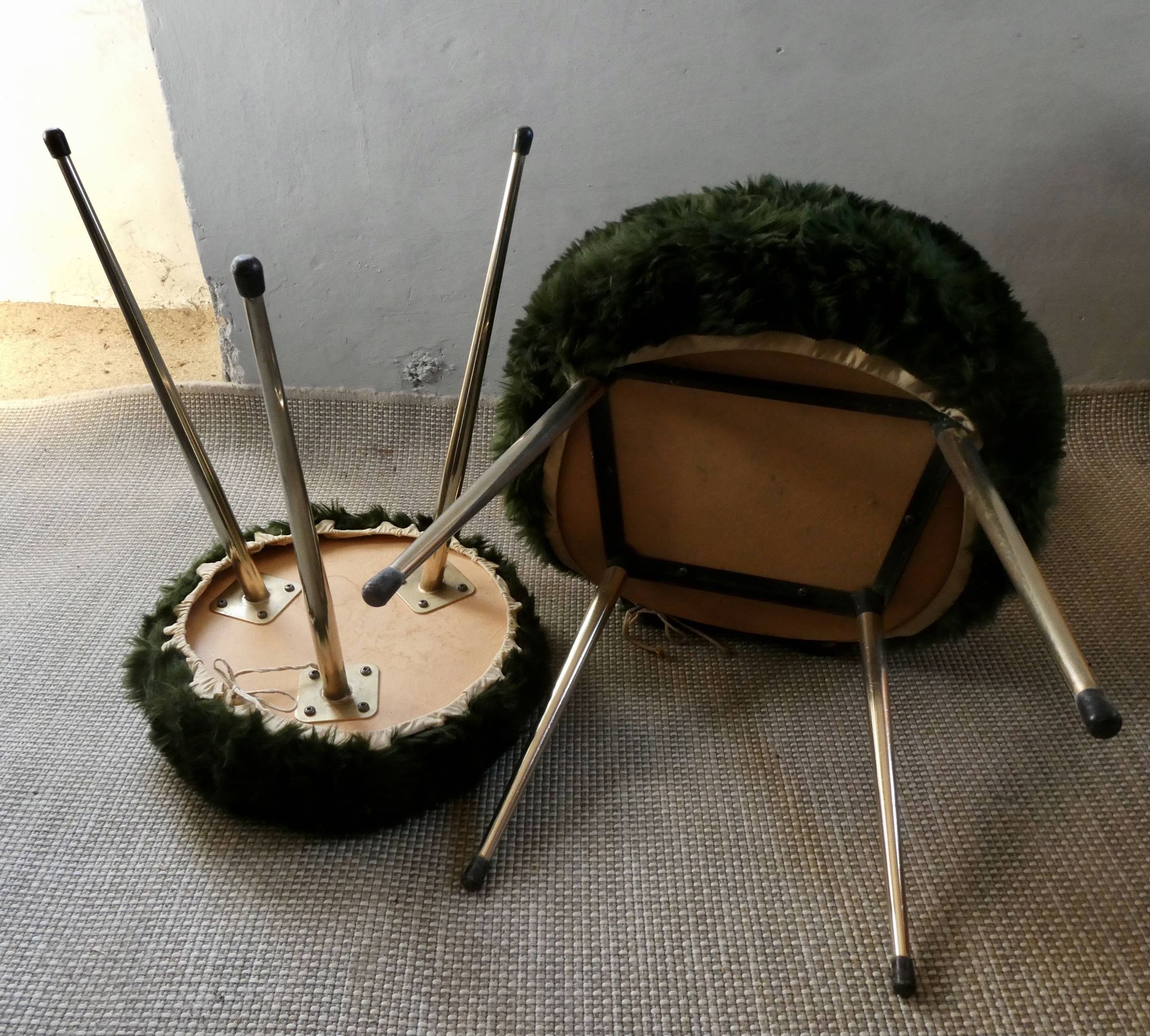 Chaise et tabouret tripode "moumoute" marque Pelfran, vers 1970