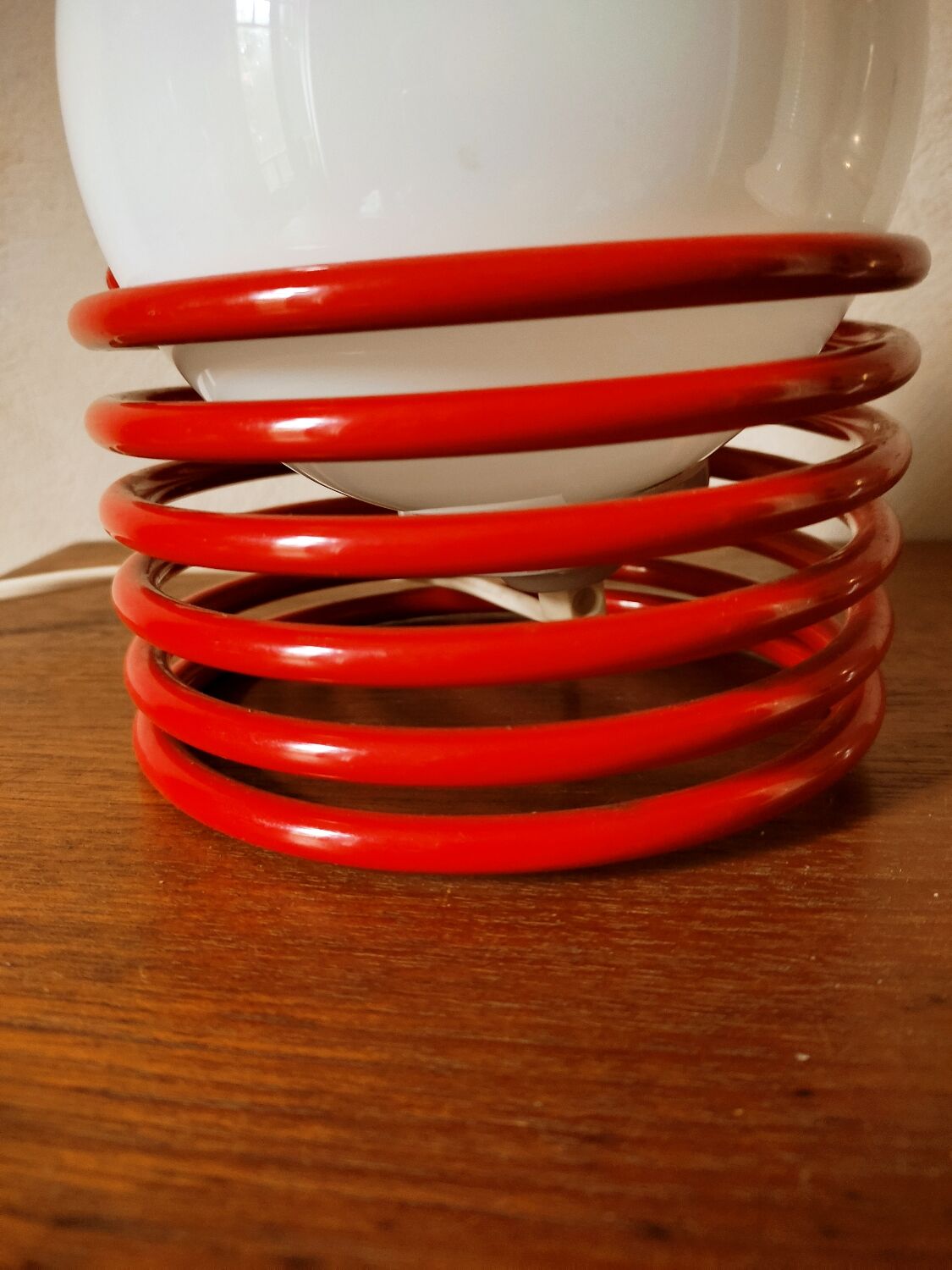 Opaline lamp on spiral