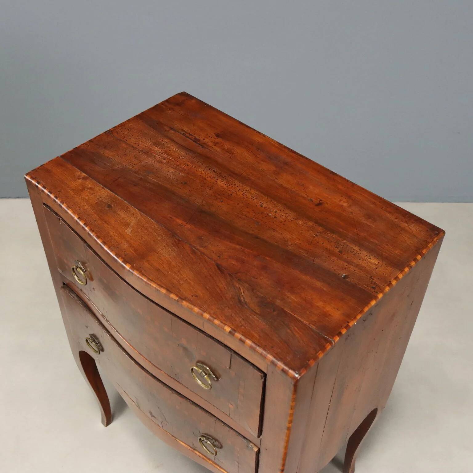 Pair of walnut bedside tables in Barocchetto style