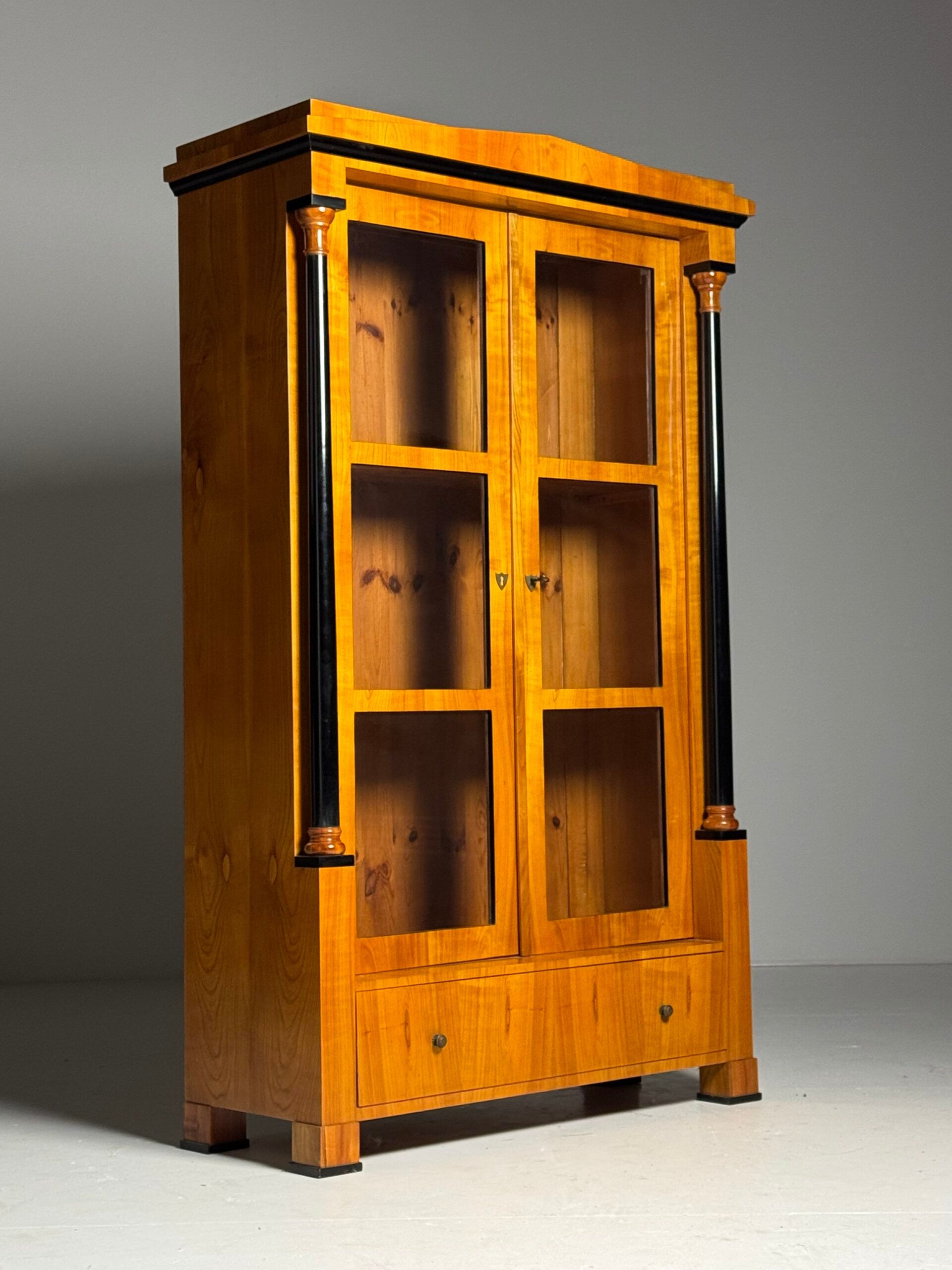 Vitrine Biedermeier allemande du 19e siècle