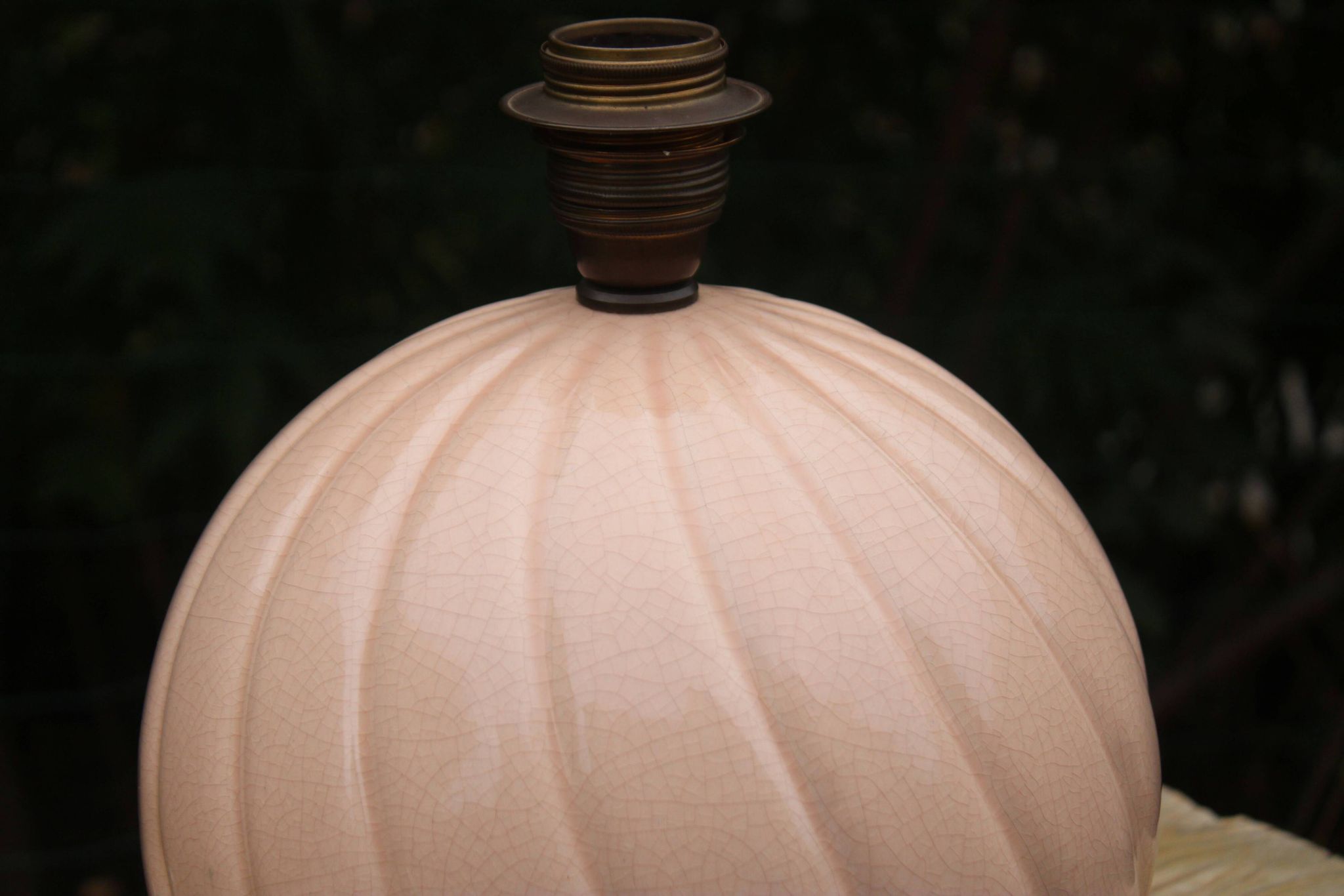 Lampe vintage en céramique rose poudré et abat-jour corail