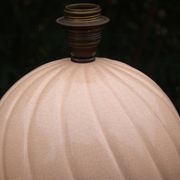Lampe vintage en céramique rose poudré et abat-jour corail