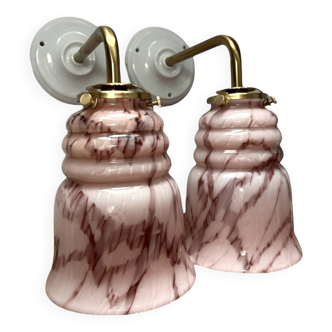 Paire d’appliques murales en opaline rose marbrée