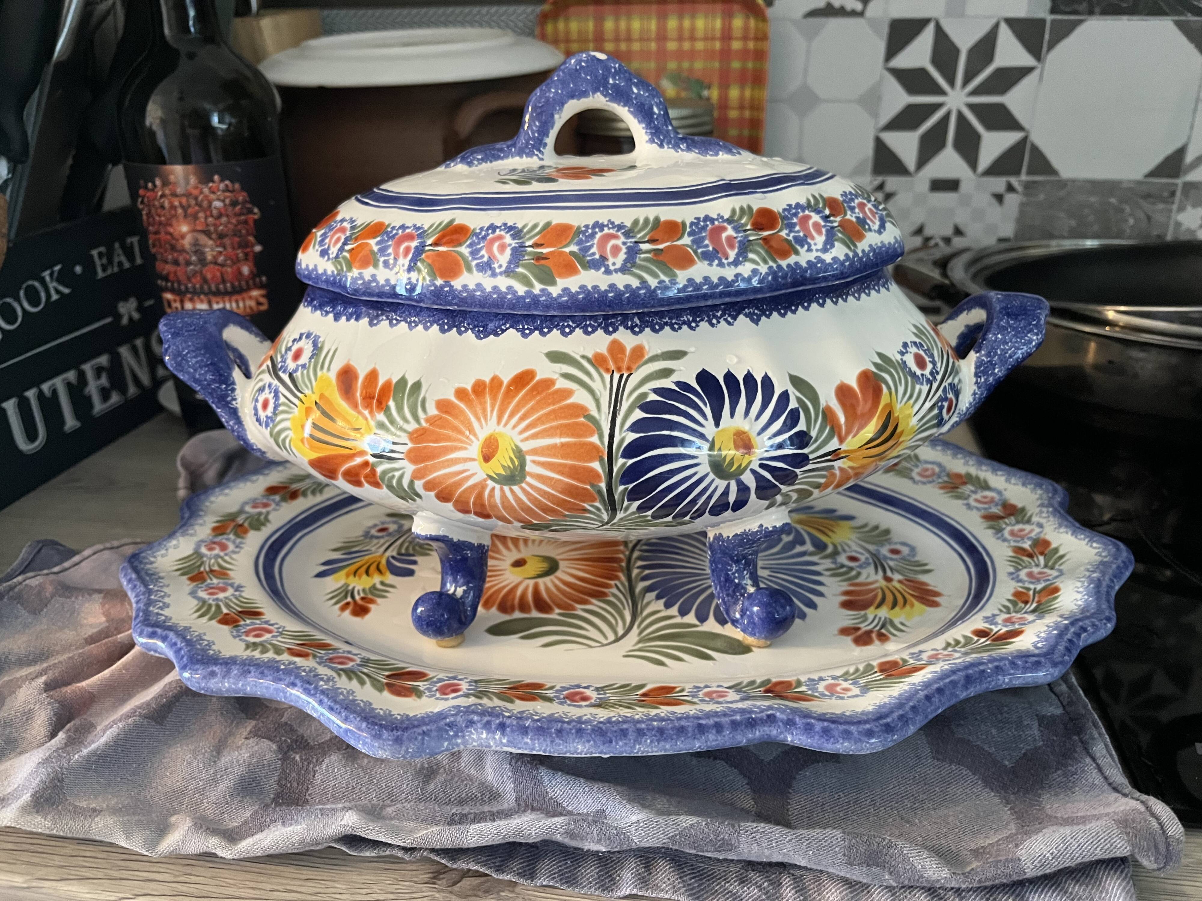 Soup tureen
