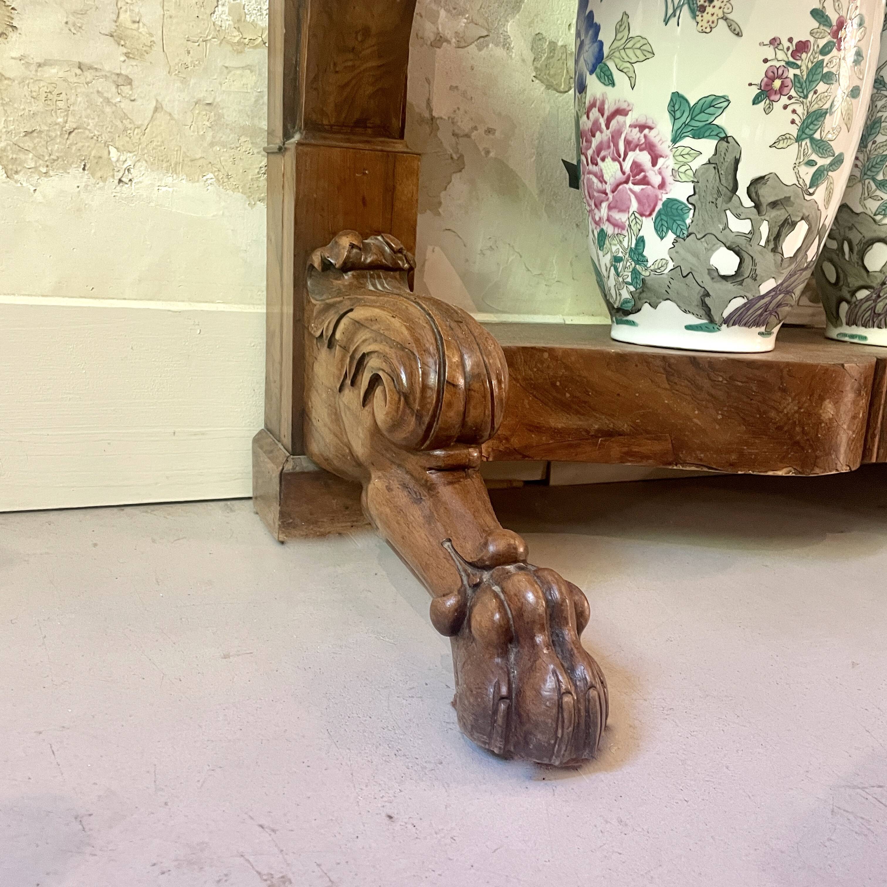 Console inlaid with black marble and lion's paw legs.