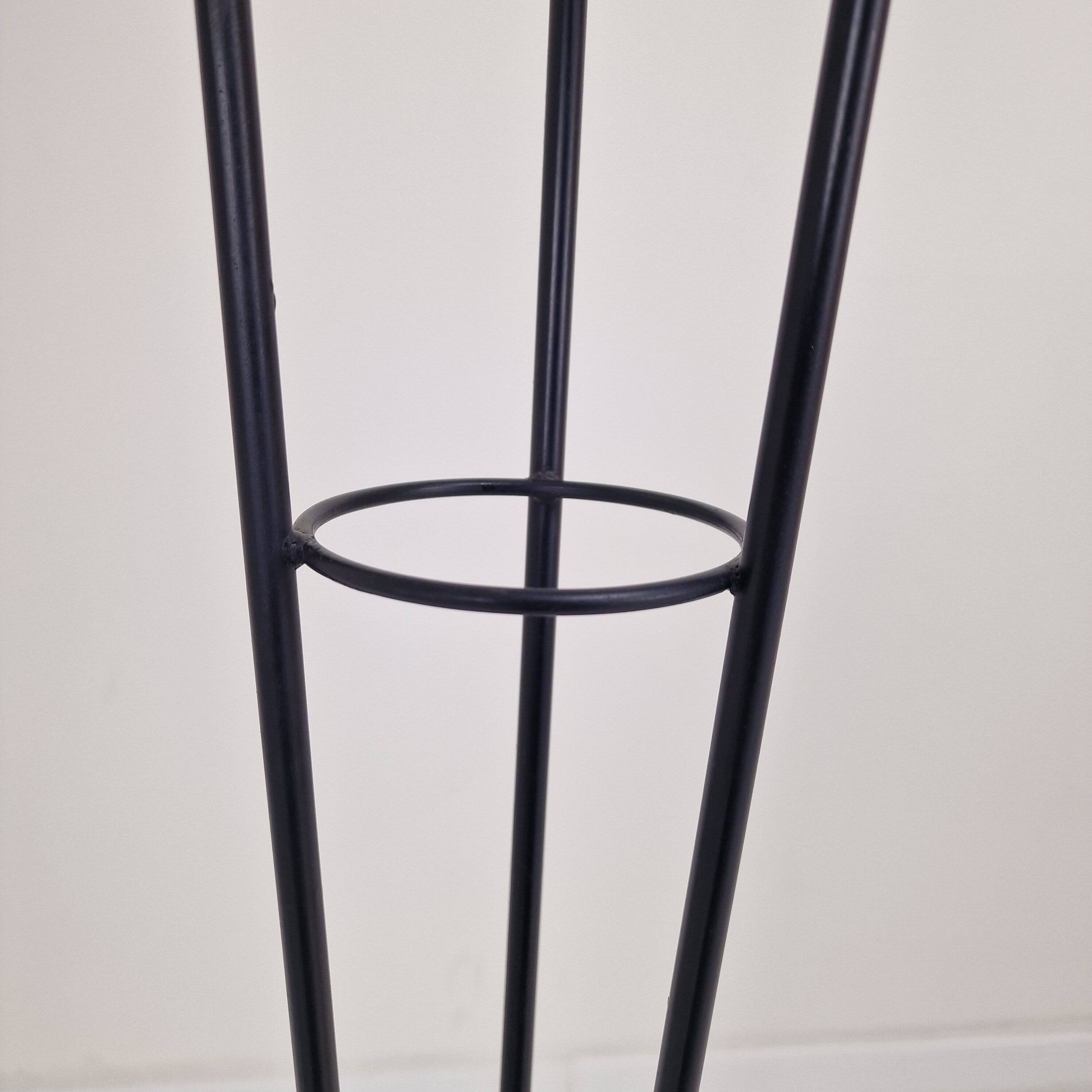 Lampadaire trépied en verre opalin et laiton, Italie, années 1950