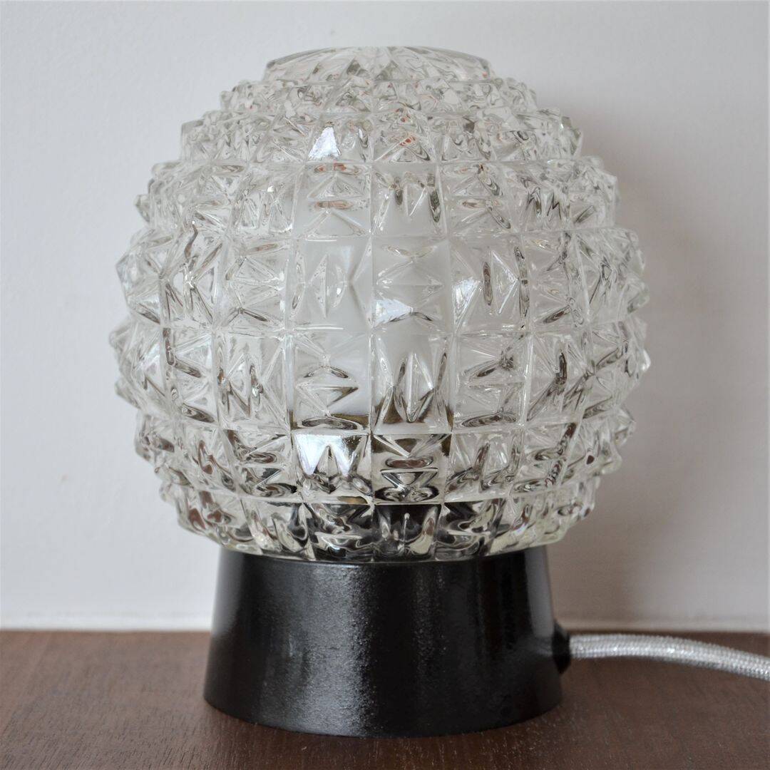 Chiseled glass globe lamp