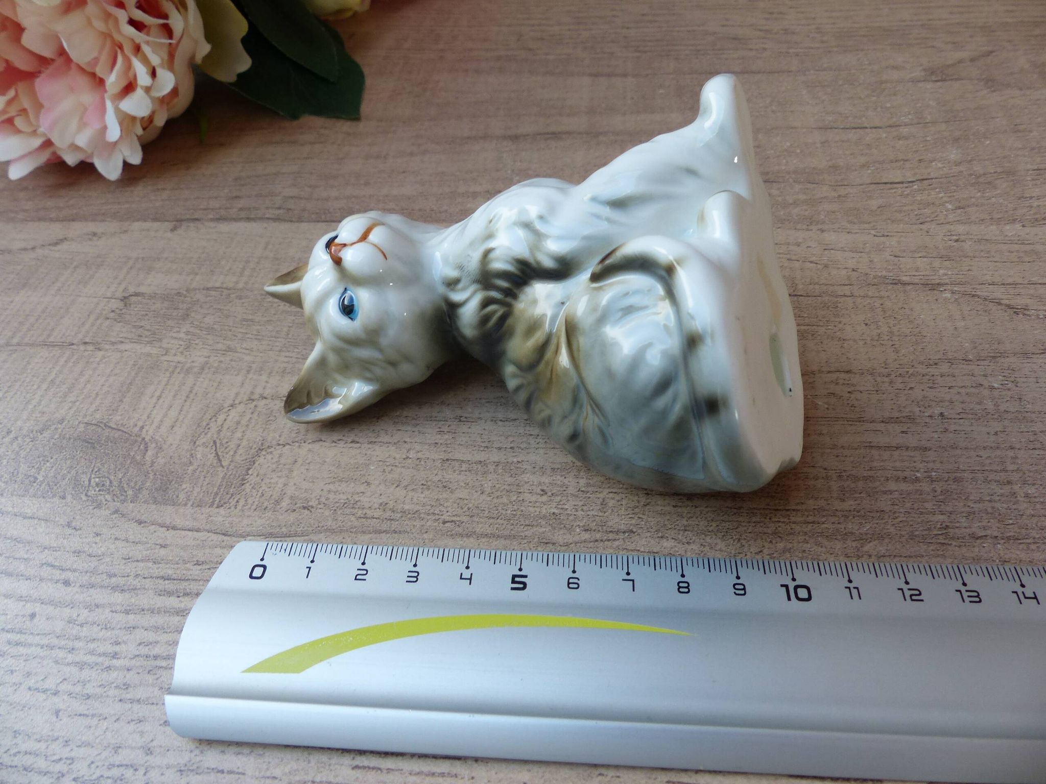 Vintage porcelain sitting cat figurine taiwan collection