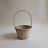 Round wicker basket in light wood