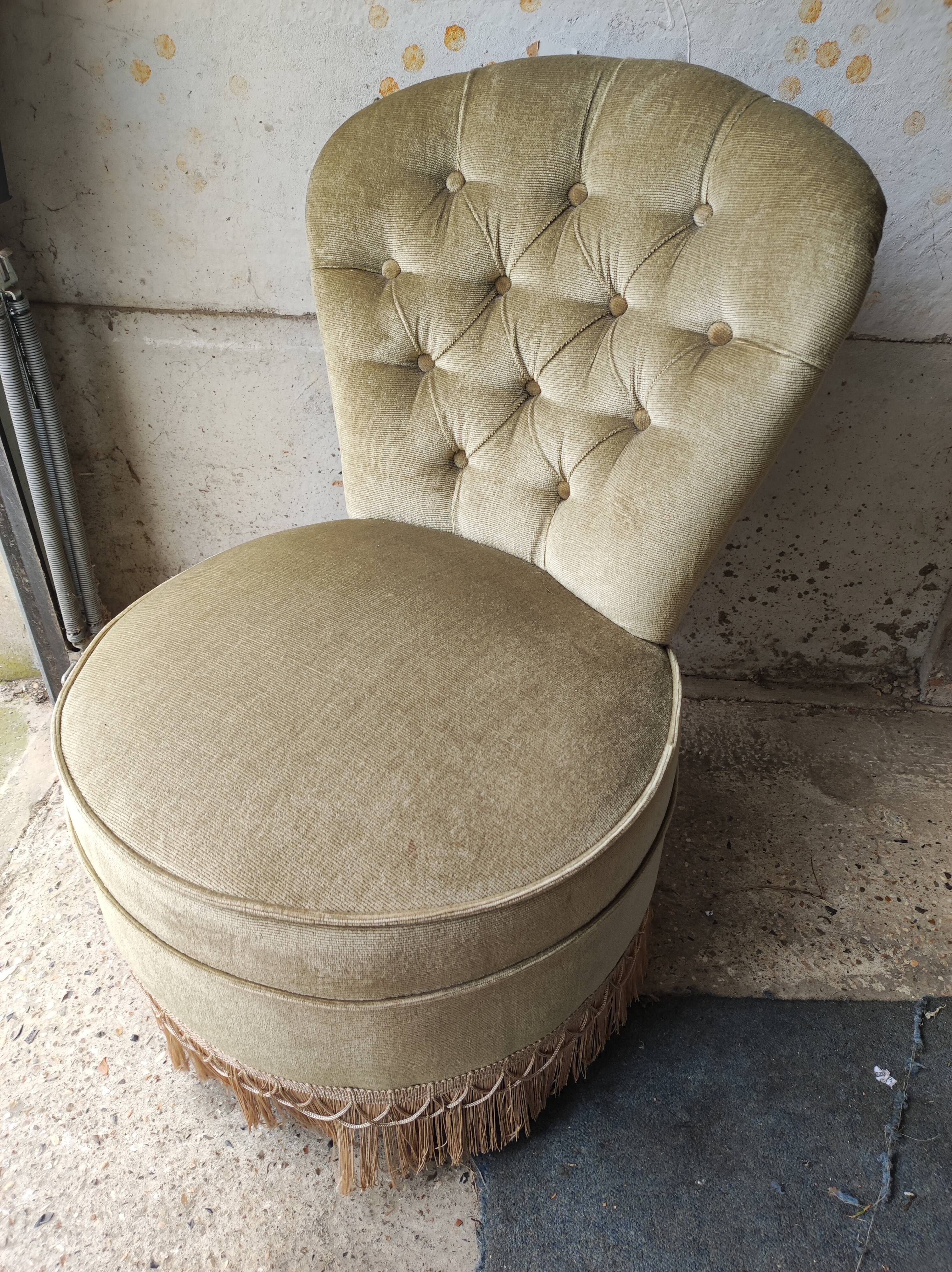 Green velvet toad armchair with vintage fringes