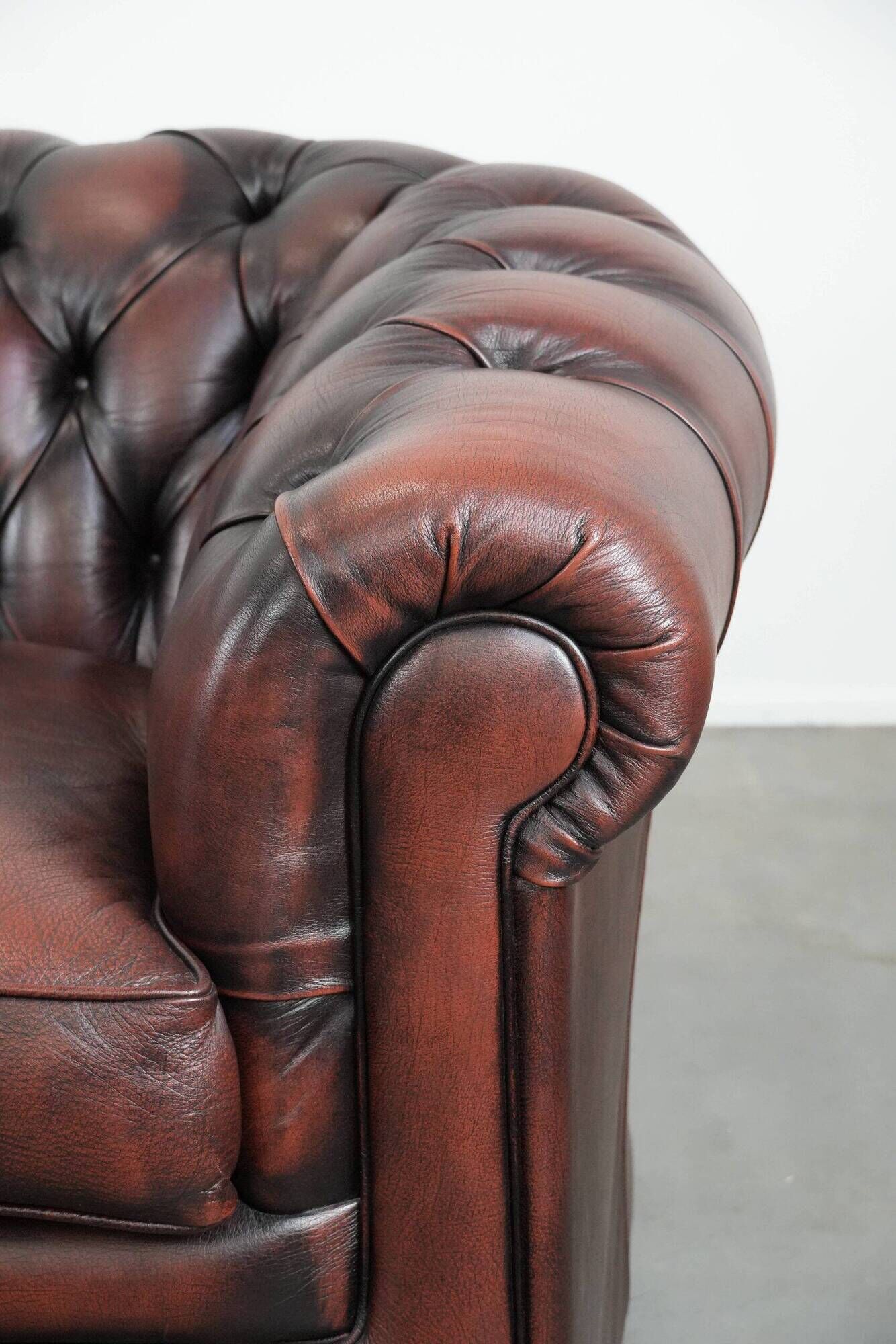 Classic cowhide Chesterfield sofa in English style with red/brown colours