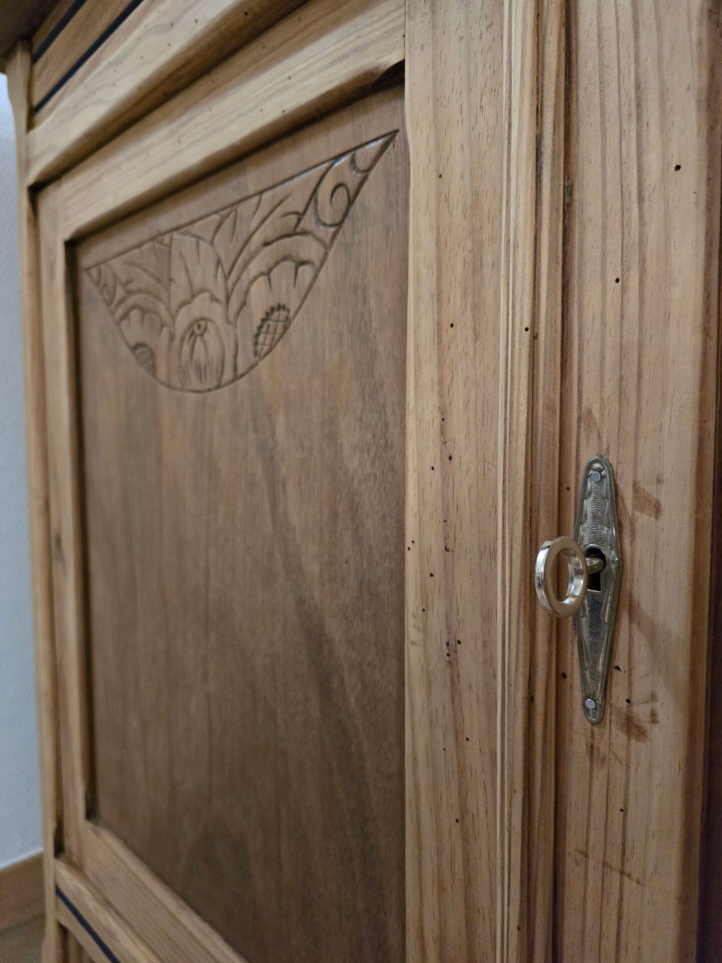 Buffet in Art Deco style, restored solid raw wood.