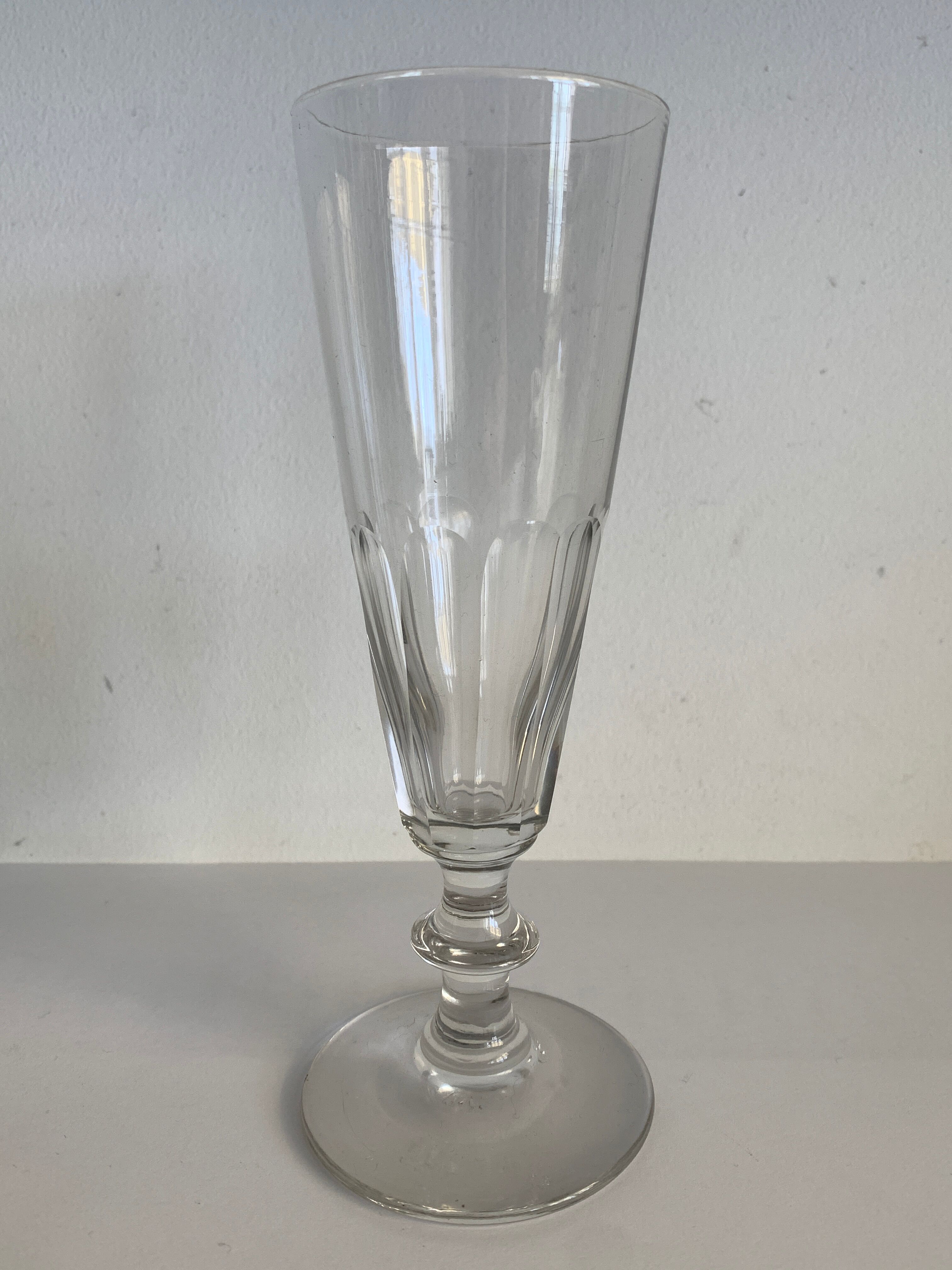 6 flûtes à champagne en verre soufflé, modèle ancien Caton de Saint Louis