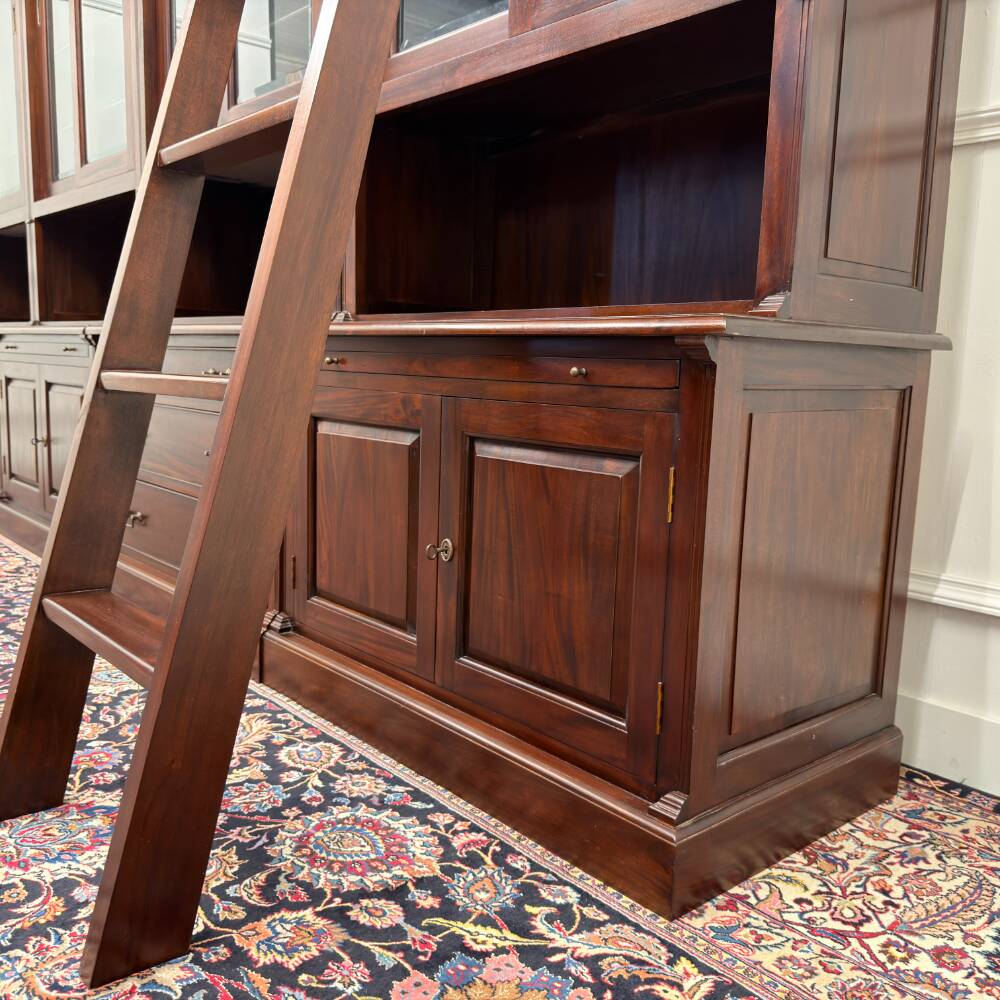 Bibliothèque classique en bois avec vitrine