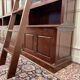 Bibliothèque classique en bois avec vitrine
