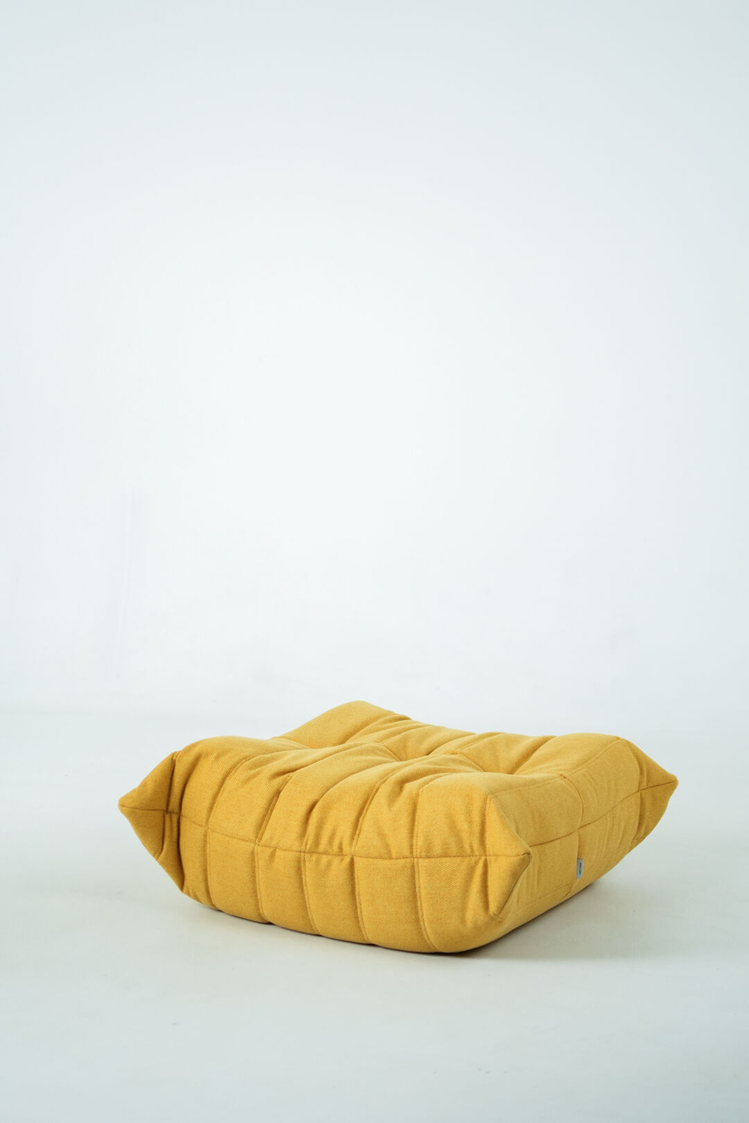 Ensemble de chaise et pouf Togo en tweed jaune
