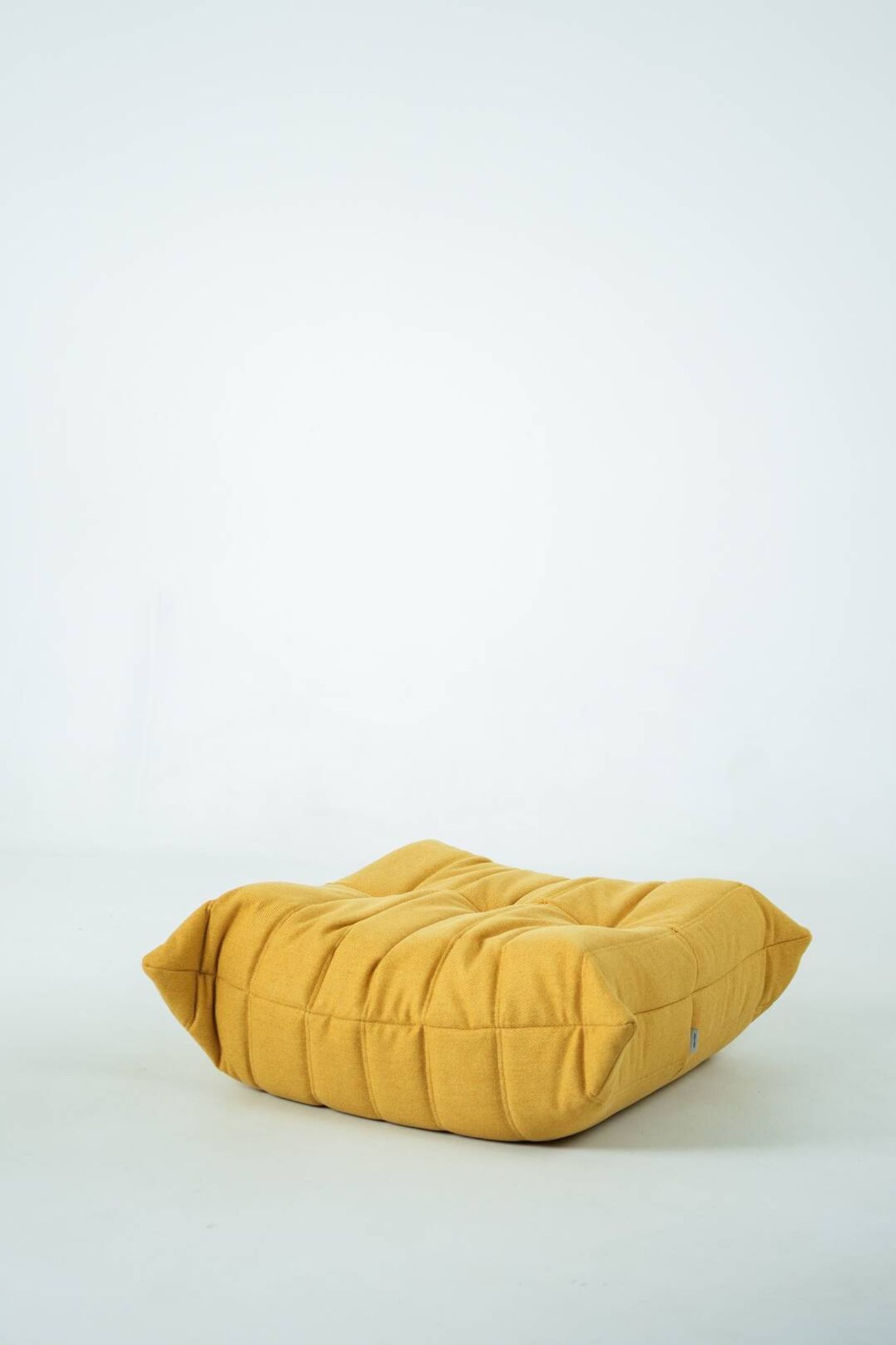 Ensemble de chaise et pouf Togo en tweed jaune