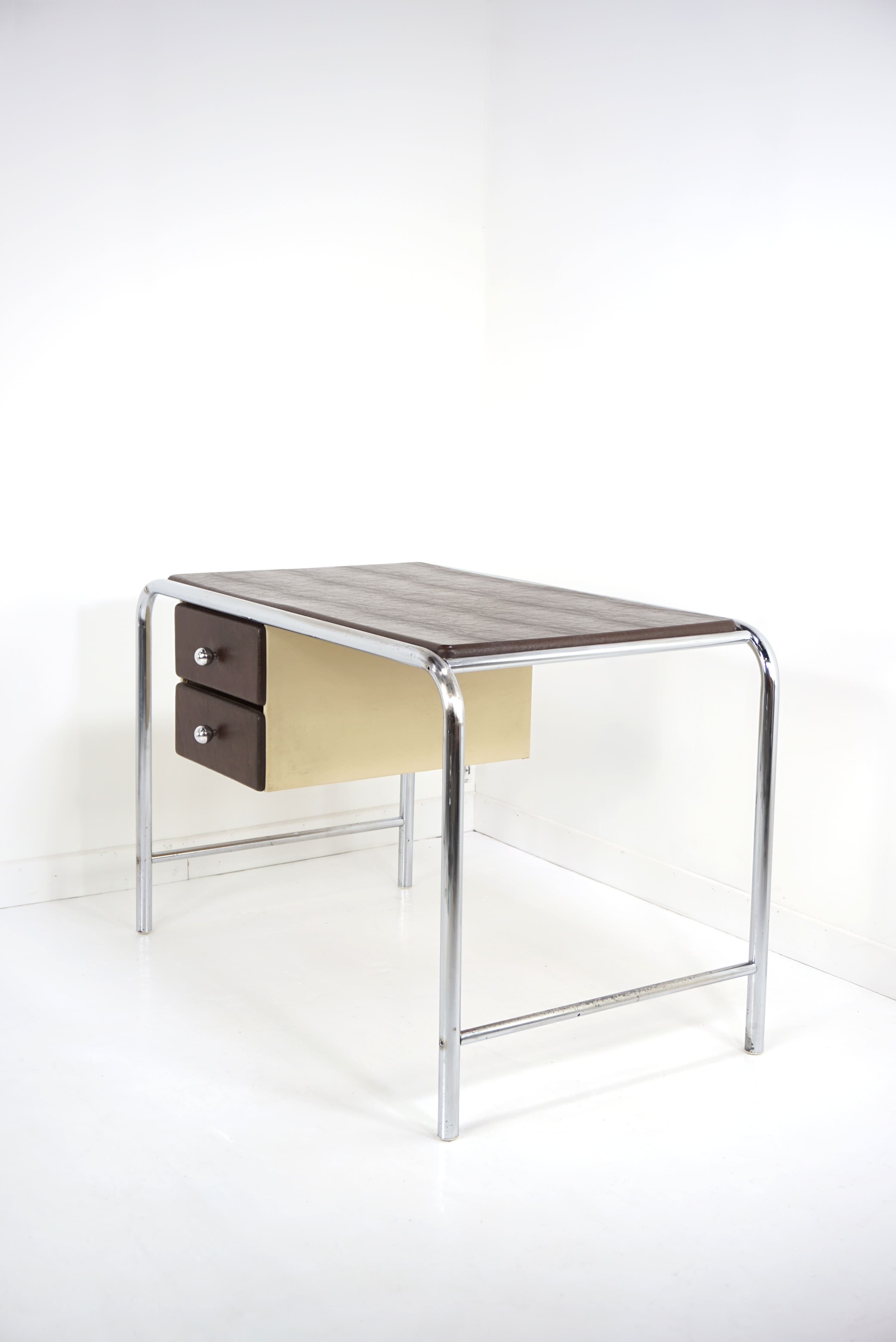 Bureau style Bauhaus en métal chromé cintré et simili cuir