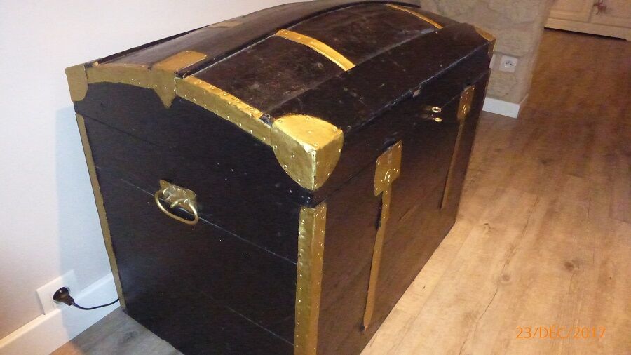Trunk wooden color black and gold