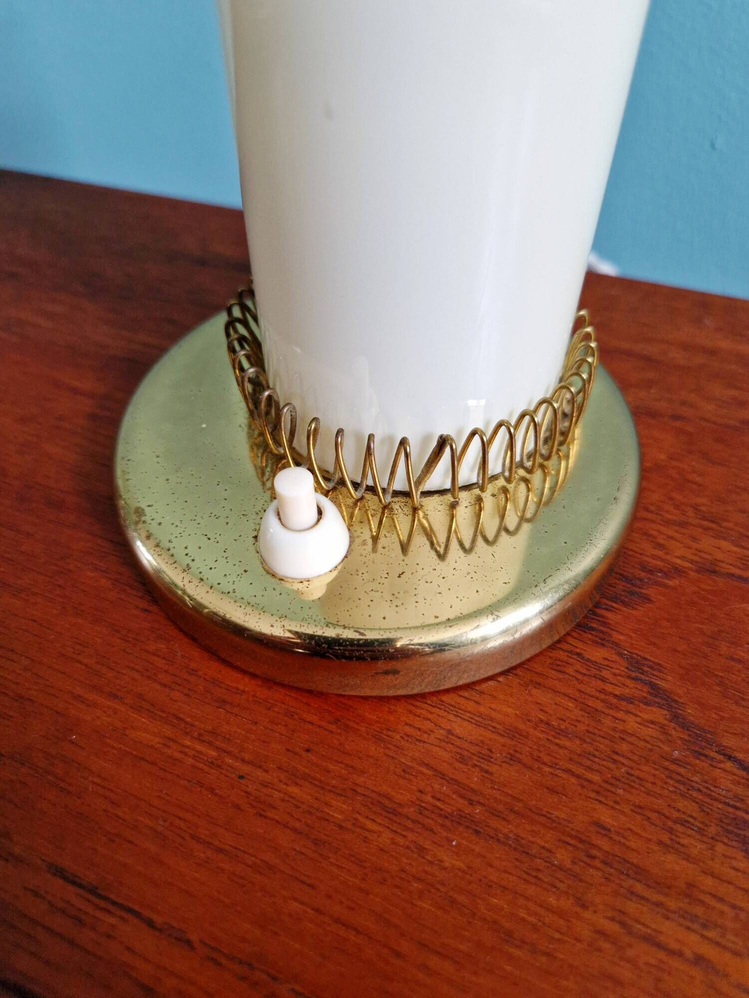 Pair of Mid-Century bedside lamps in brass and cream opaline, 1950.