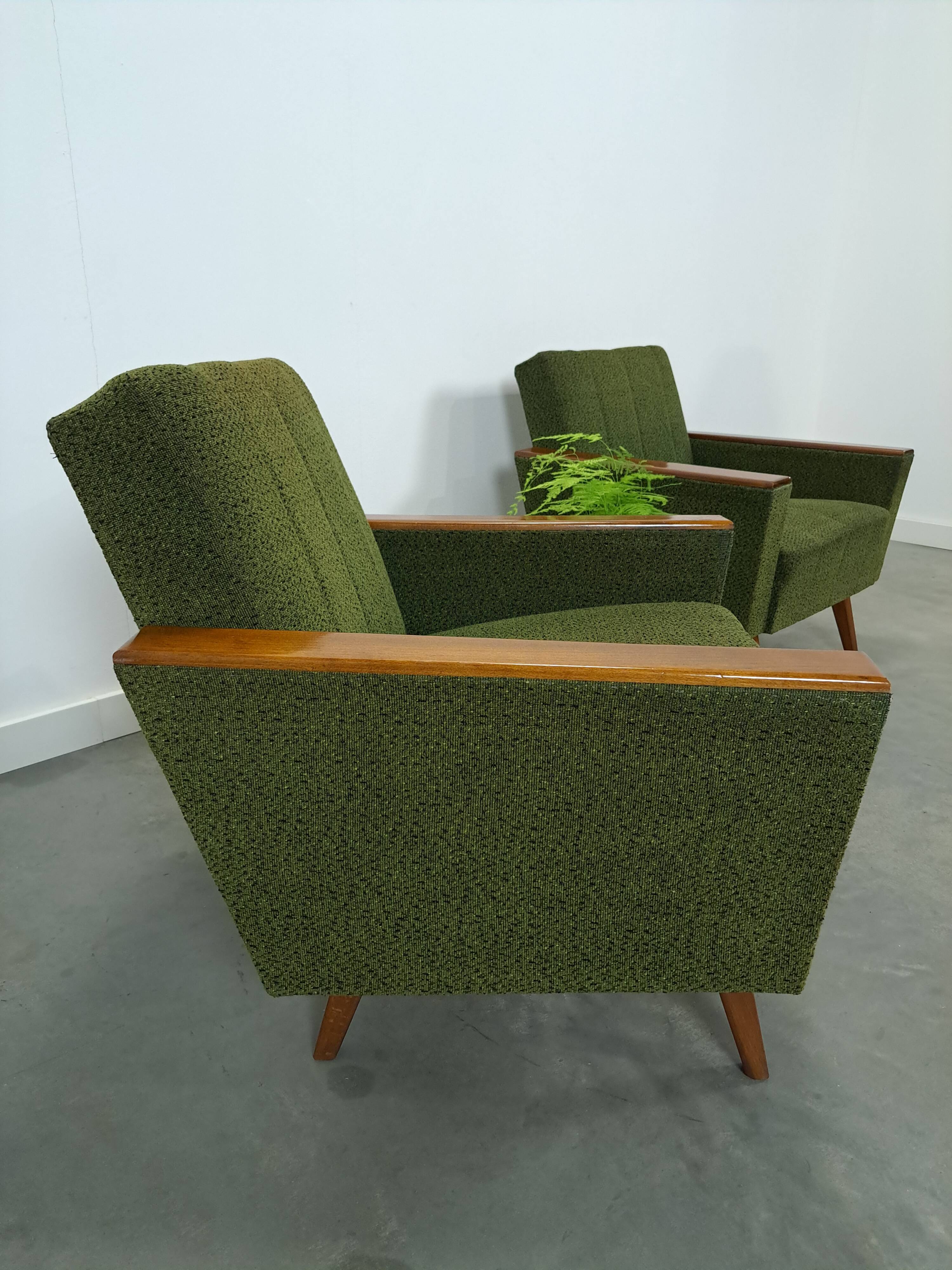 Fauteuil vert avec dossier en bois de teck