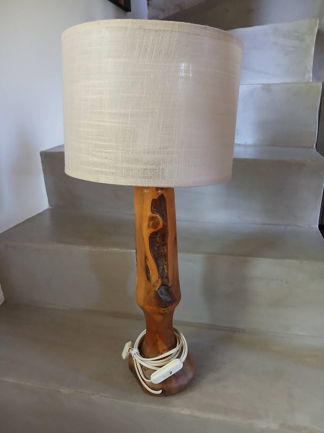 Lampe de table avec pied en bois massif