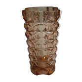 Vase en verre moulé pressé rose vintage