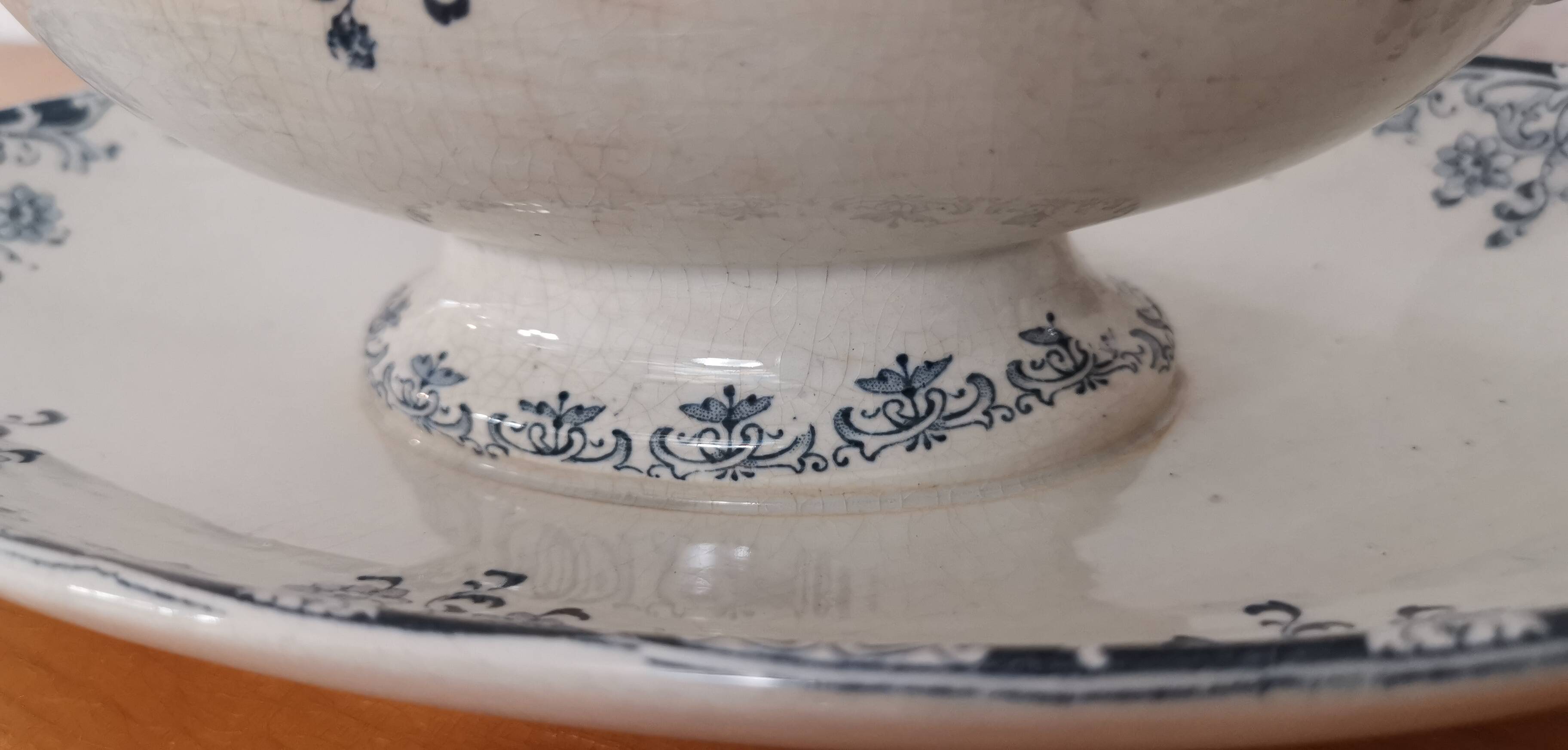 Gravy boat on foot in blue/green iron clay model "Mignon", H & Cie Sarreguemines