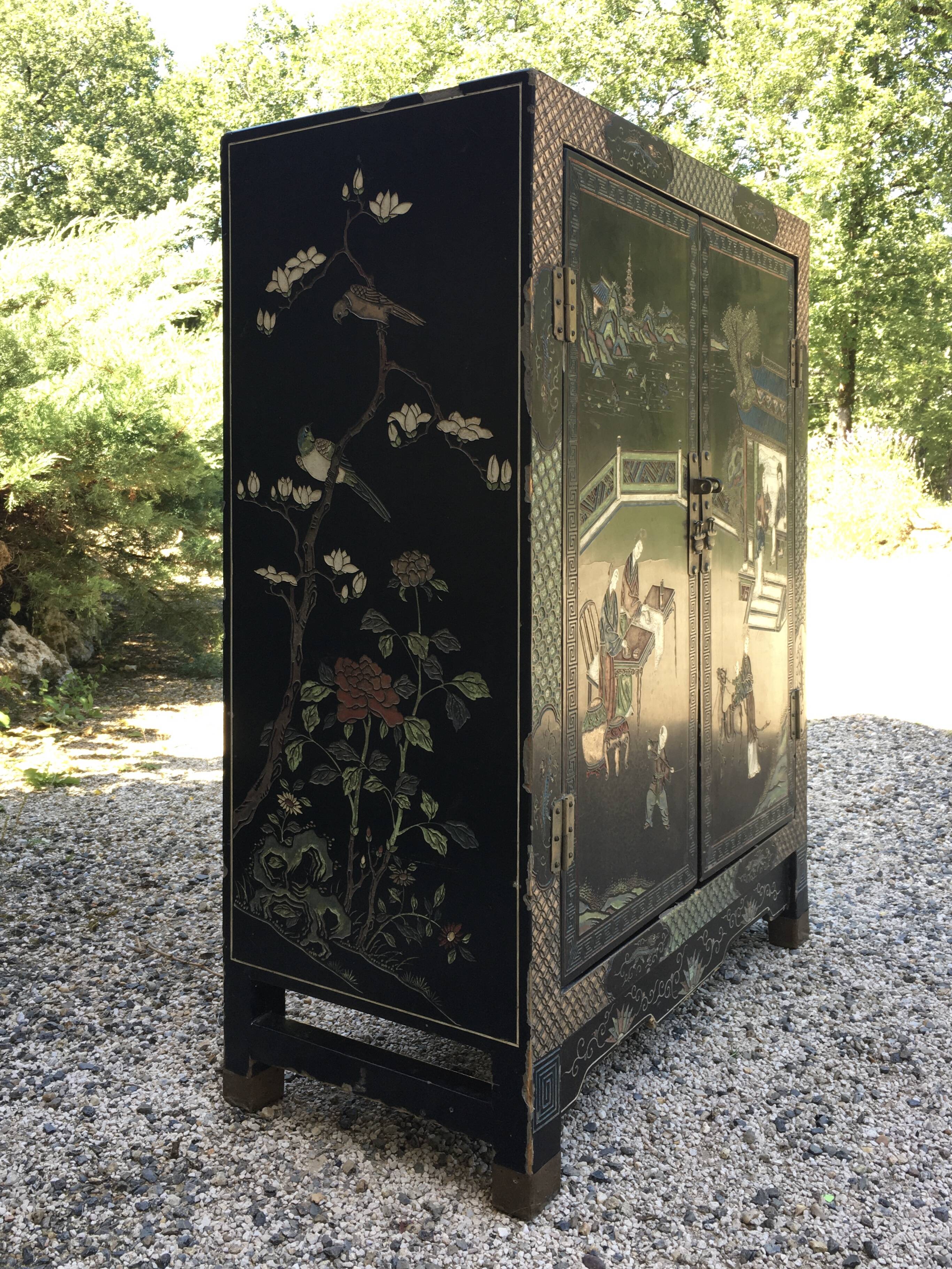 Cabinet / buffet / low laskboard cabinet of Coromandel China nineteenth century