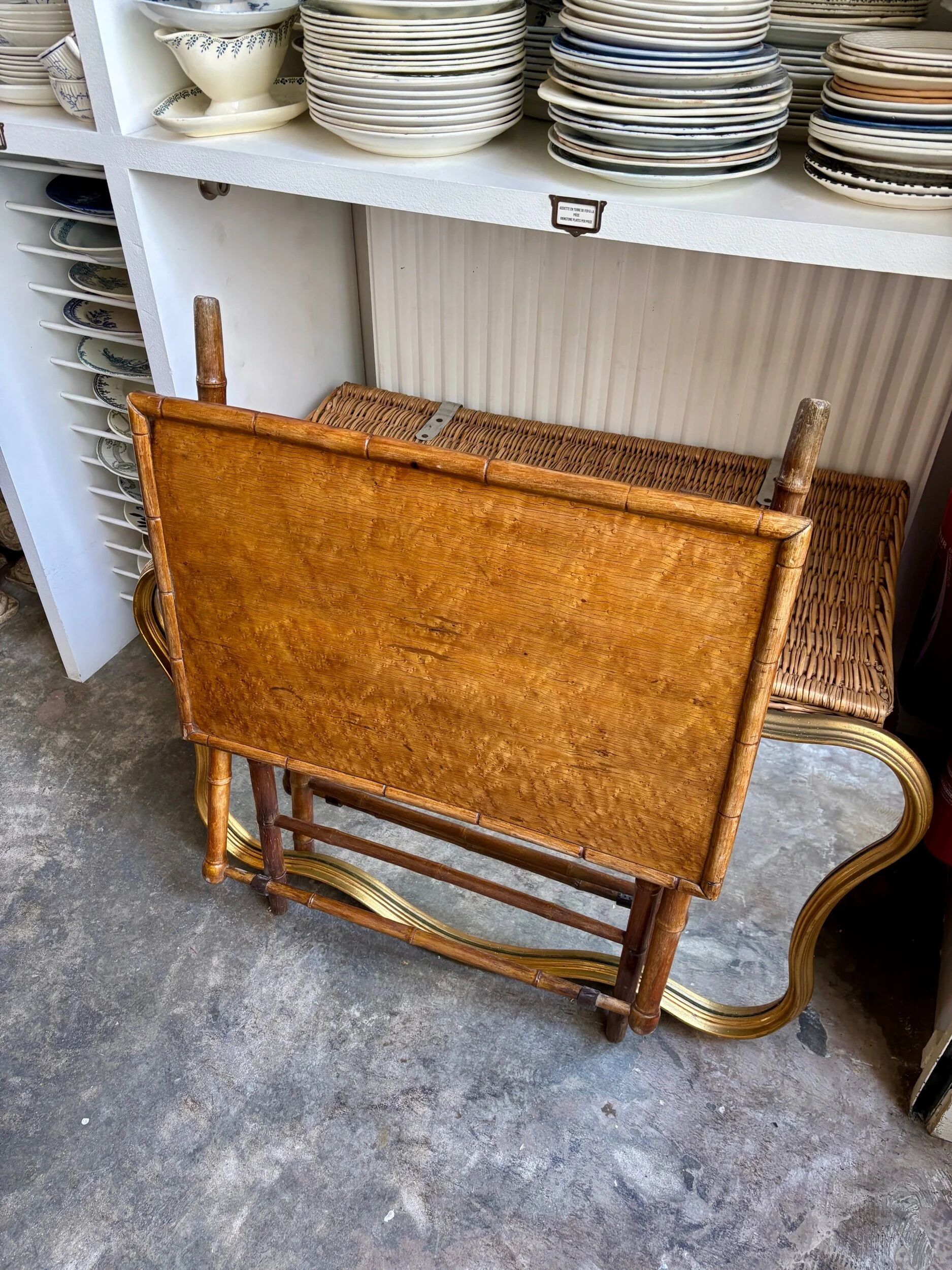 Table pliante en bois imitant le bambou