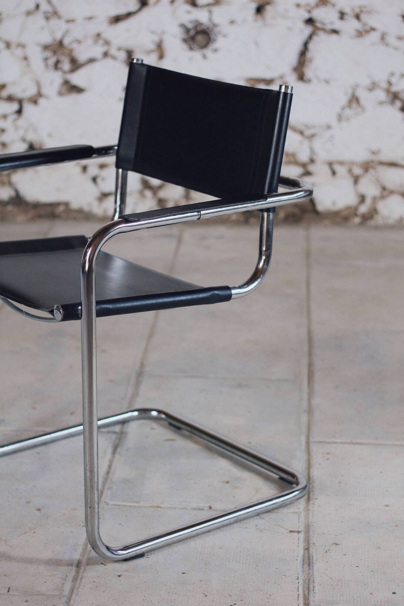 Pair of Bauhaus cantilever armchairs in chromed metal and leather, 1970