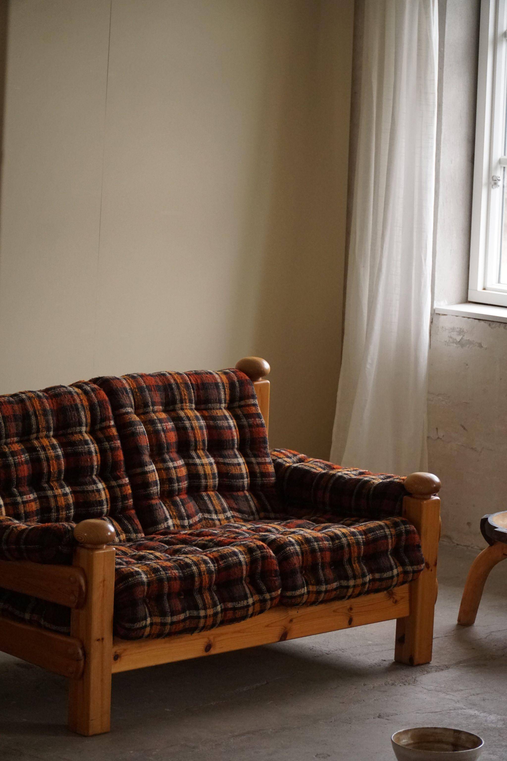 Modern Swedish brutalist two-seater sofa in solid pine, made in the 1970s.