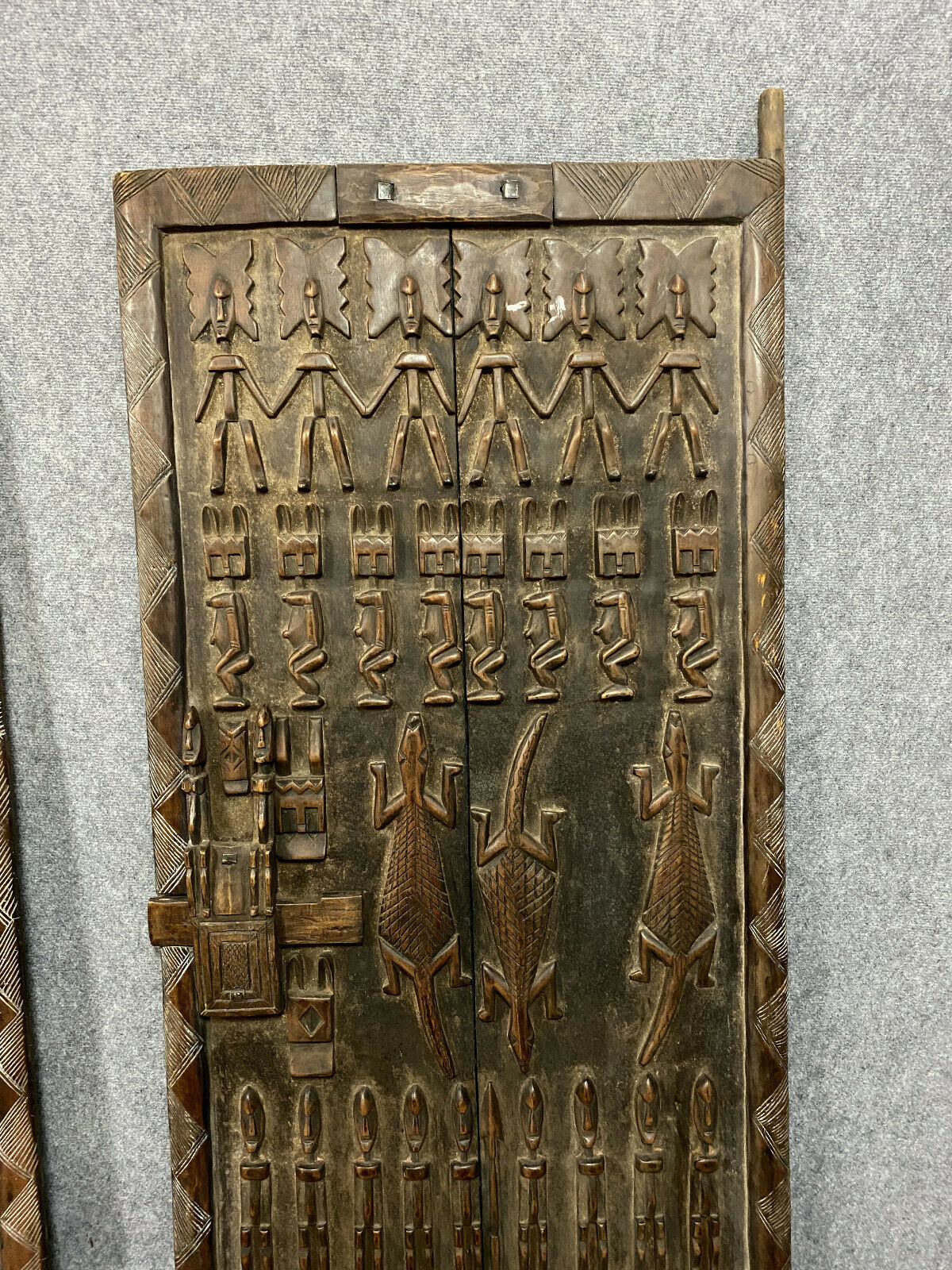 Central Africa around 1900 2 very large doors entirely carved iguanas,