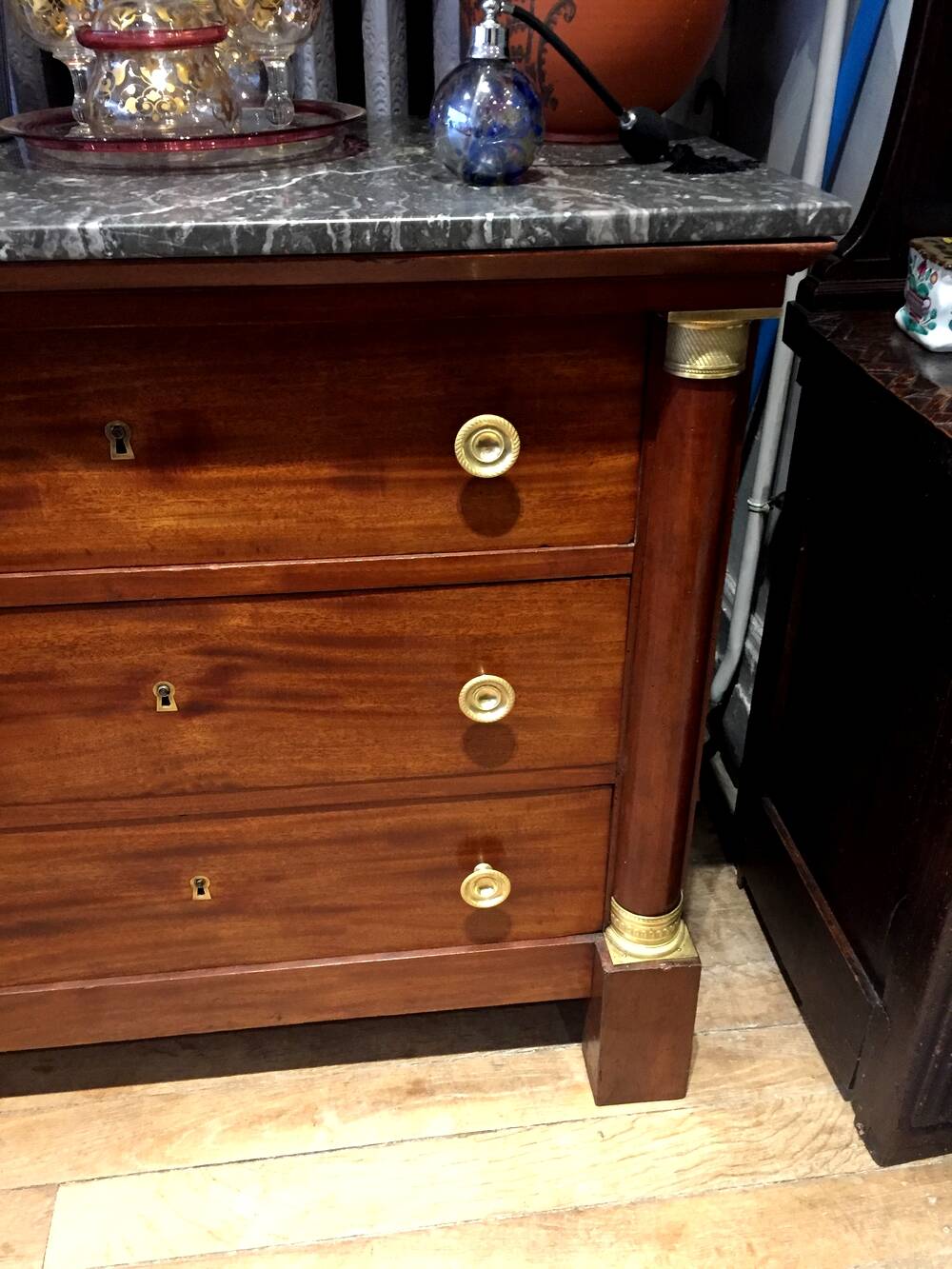 Empire chest of drawers with half columns in mahogany and gilded bronze